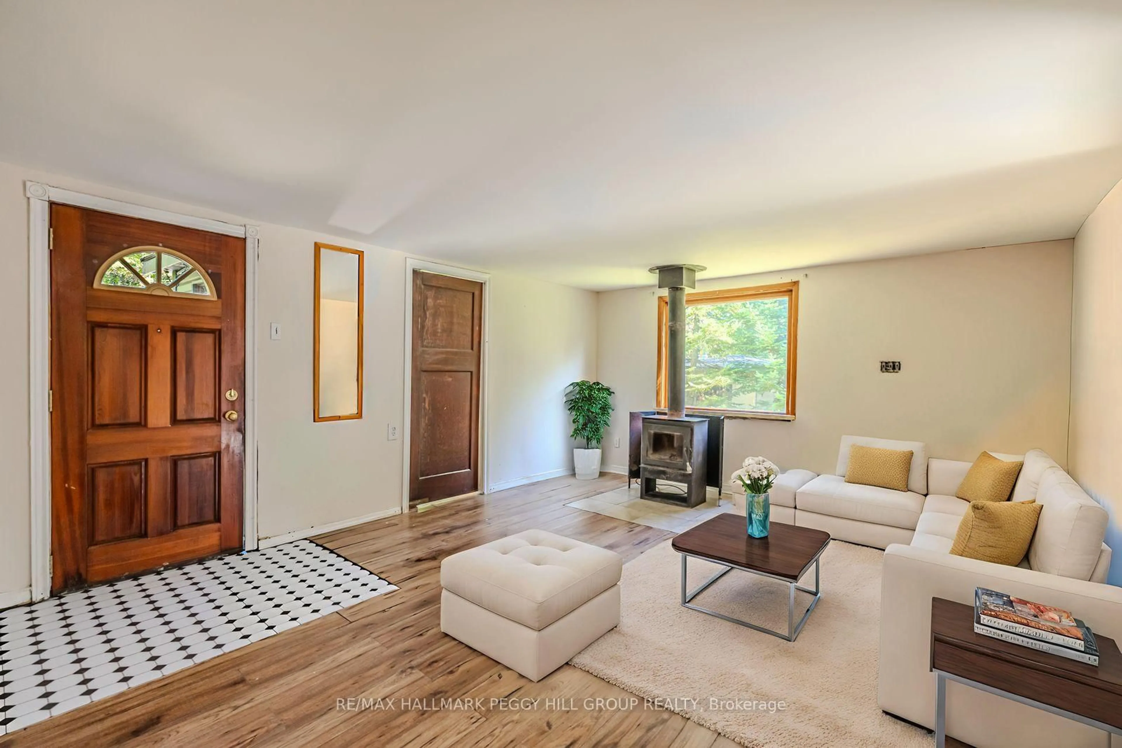 Living room with furniture, unknown for 138 Moreau Pkwy, Tiny Ontario L9M 0H3