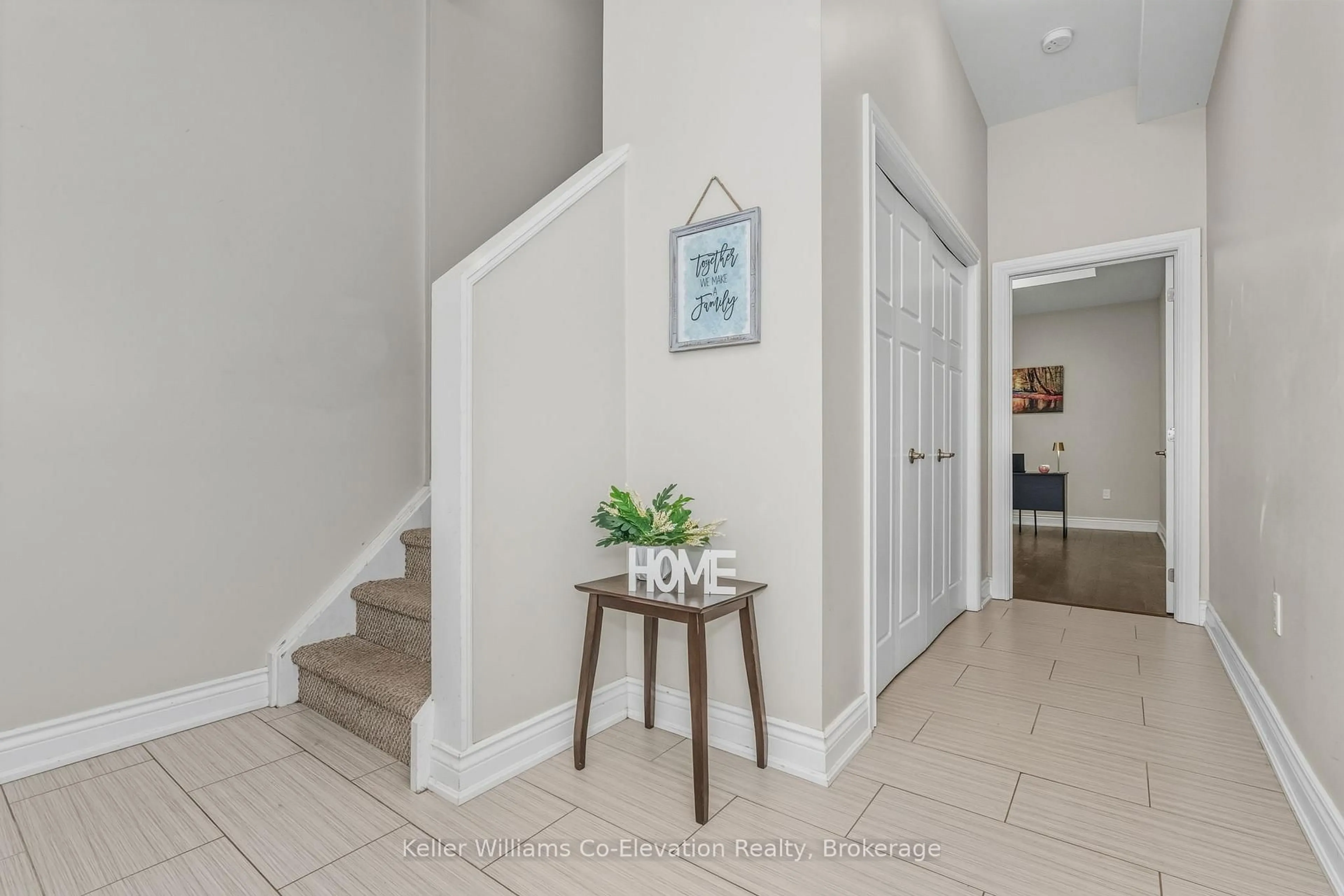 Indoor entryway for 3931 Wood Ave, Severn Ontario L3V 0T9