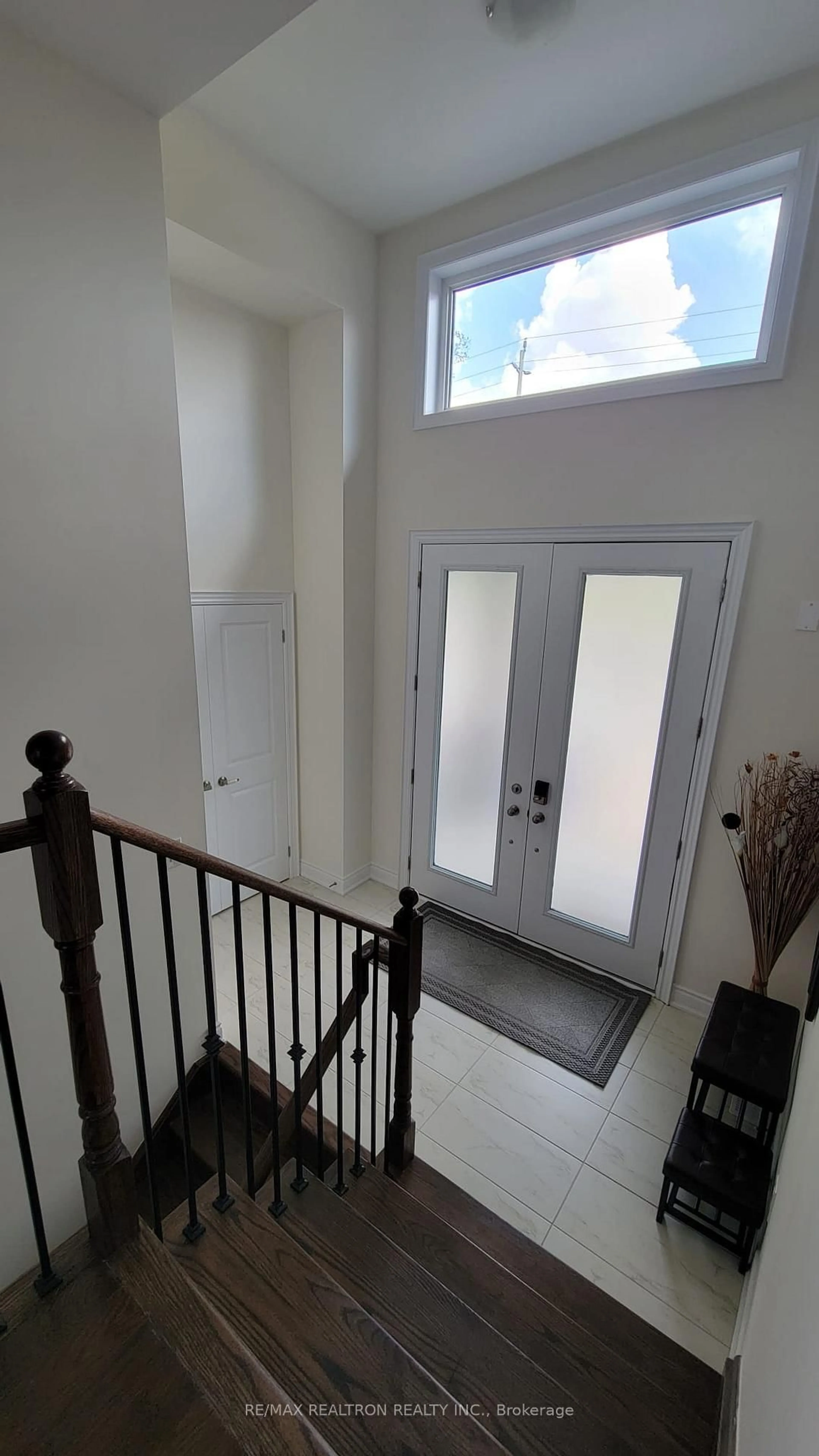 Indoor entryway for 280 Ramblewood Dr, Wasaga Beach Ontario L9Z 0L5