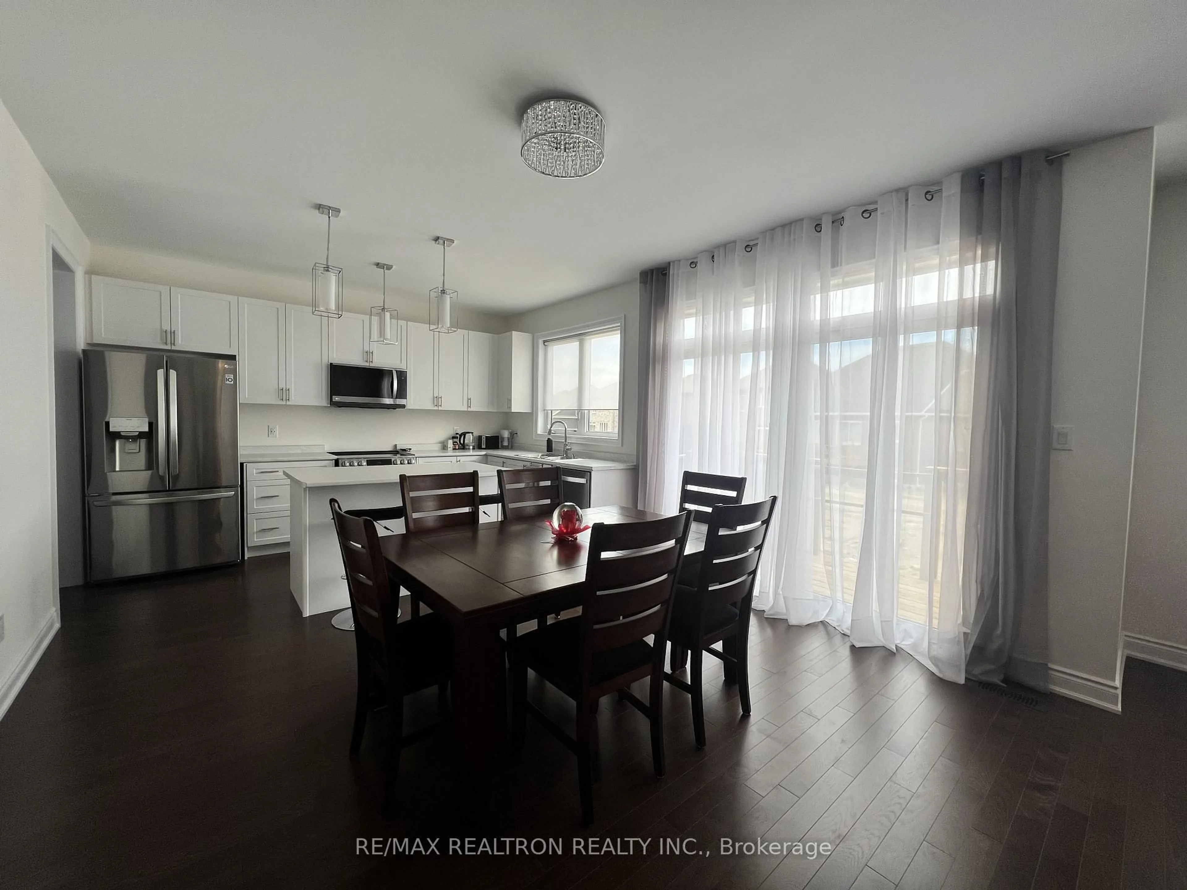 Open concept kitchen, wood/laminate floor for 280 Ramblewood Dr, Wasaga Beach Ontario L9Z 0L5