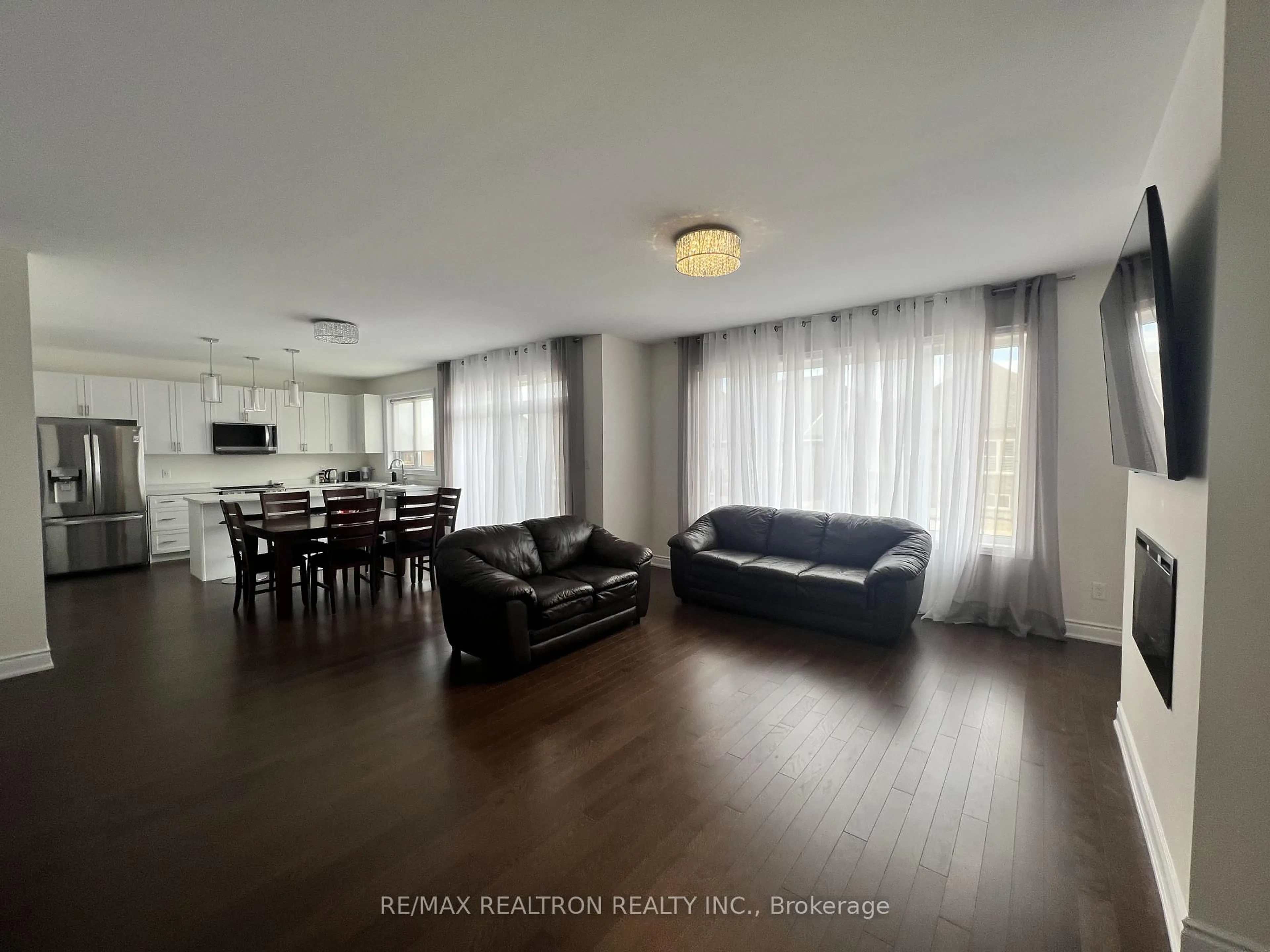 Living room with furniture, wood/laminate floor for 280 Ramblewood Dr, Wasaga Beach Ontario L9Z 0L5