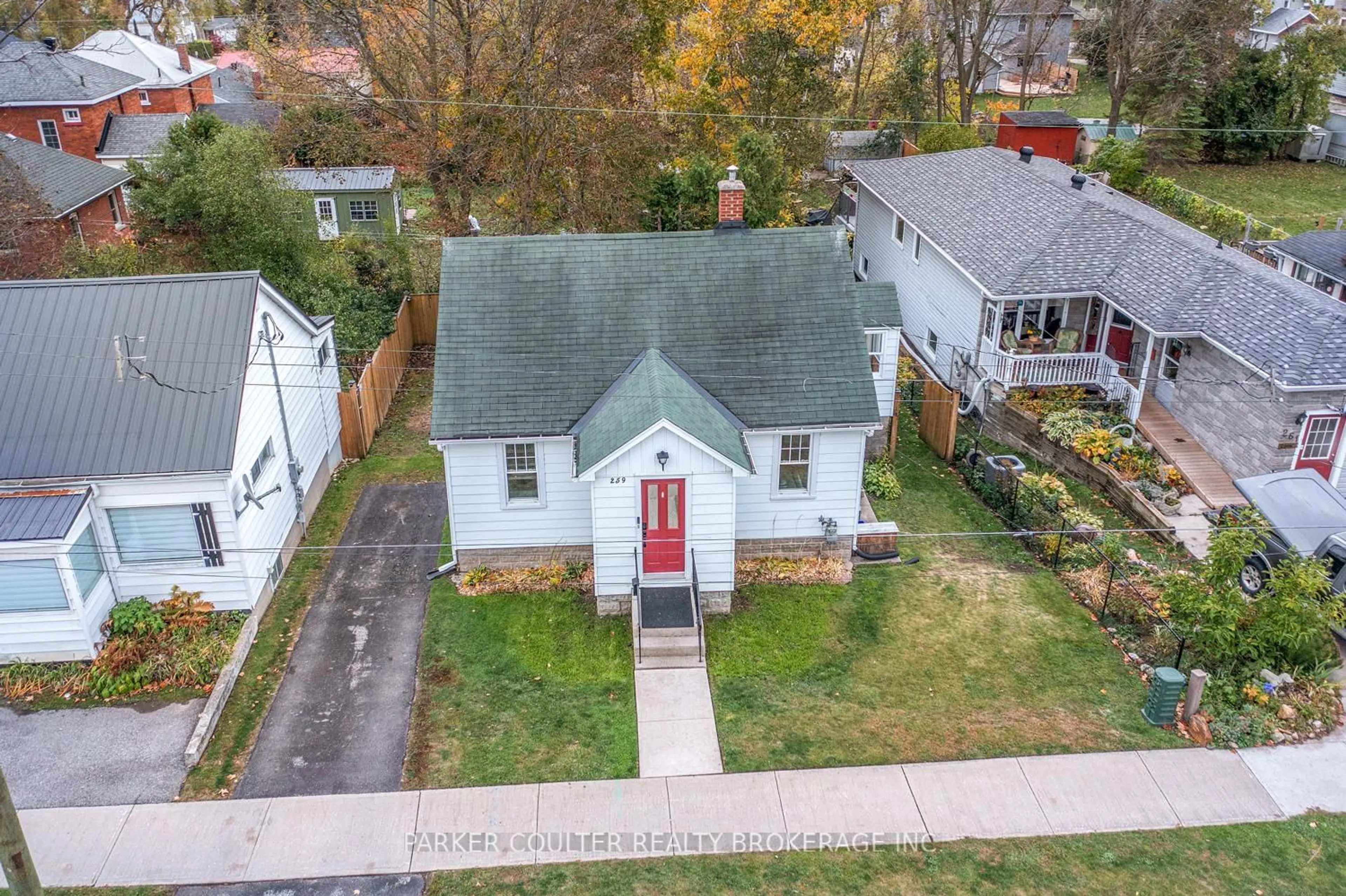 A pic from outside/outdoor area/front of a property/back of a property/a pic from drone, street for 259 Nottawasaga St, Orillia Ontario L3V 3K5