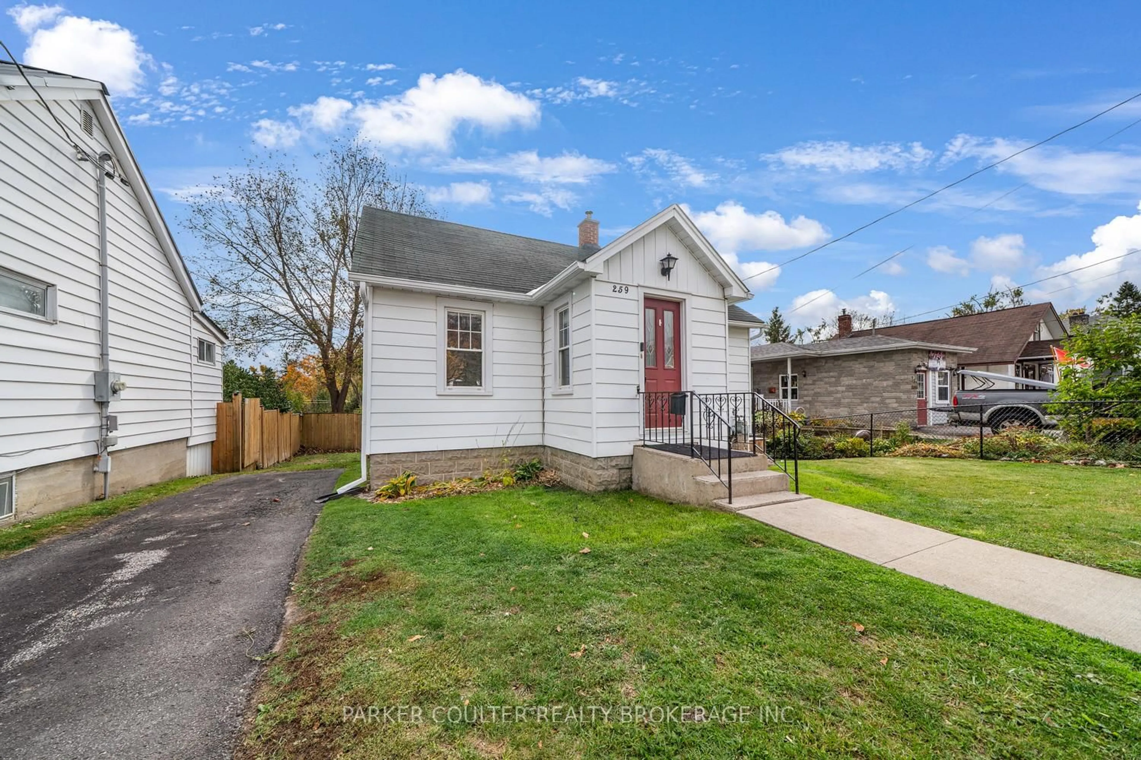 A pic from outside/outdoor area/front of a property/back of a property/a pic from drone, street for 259 Nottawasaga St, Orillia Ontario L3V 3K5