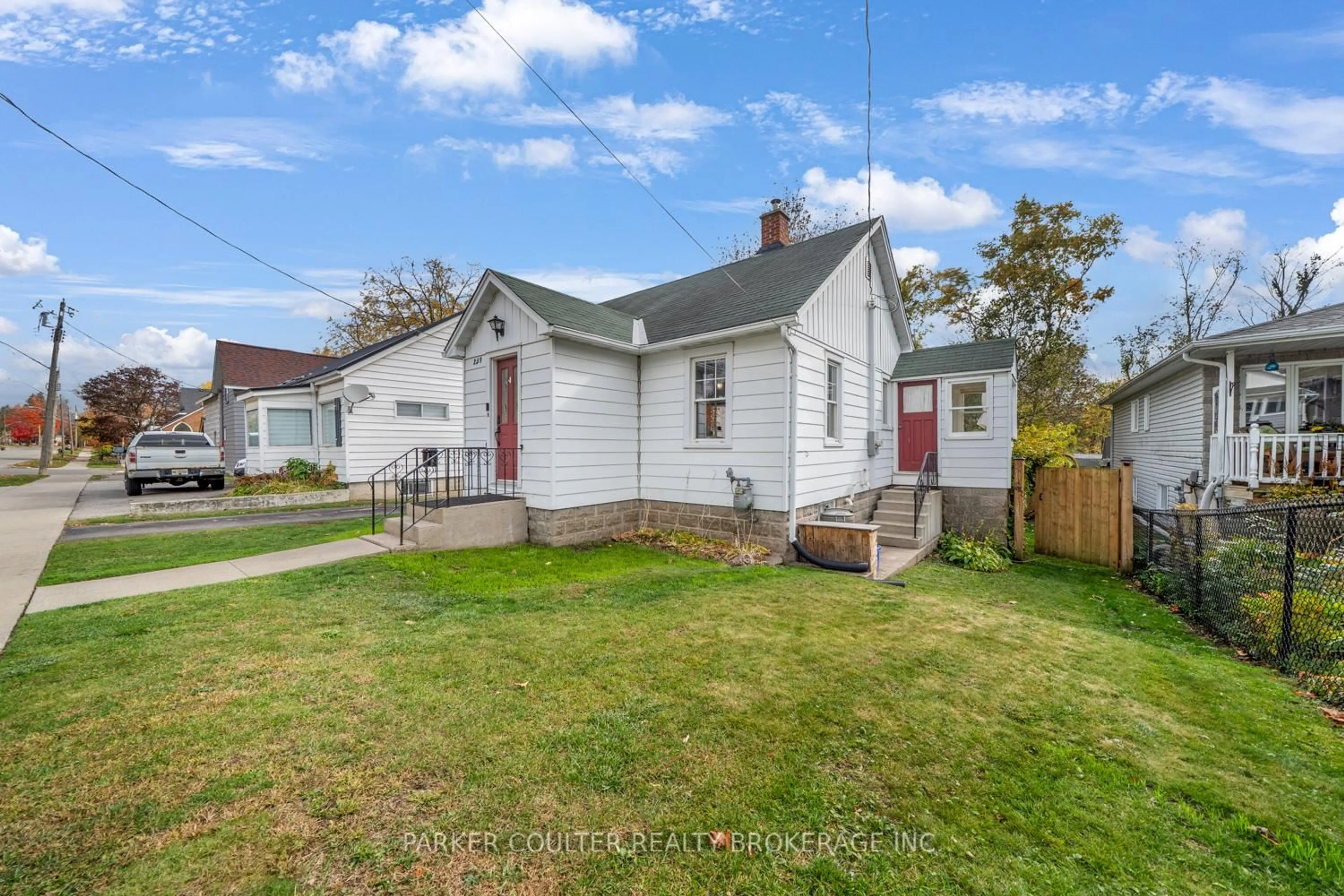 A pic from outside/outdoor area/front of a property/back of a property/a pic from drone, street for 259 Nottawasaga St, Orillia Ontario L3V 3K5