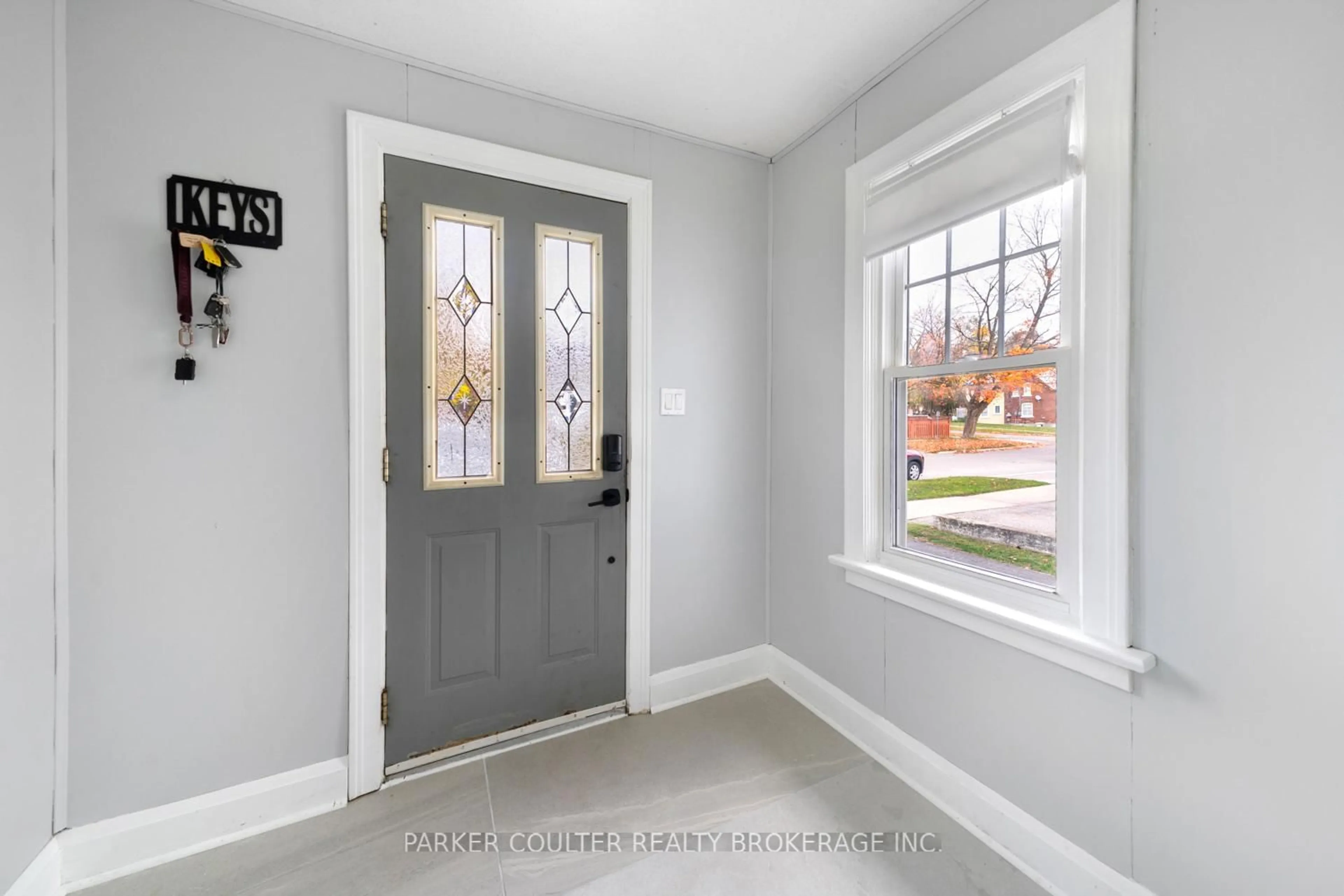 Indoor entryway for 259 Nottawasaga St, Orillia Ontario L3V 3K5