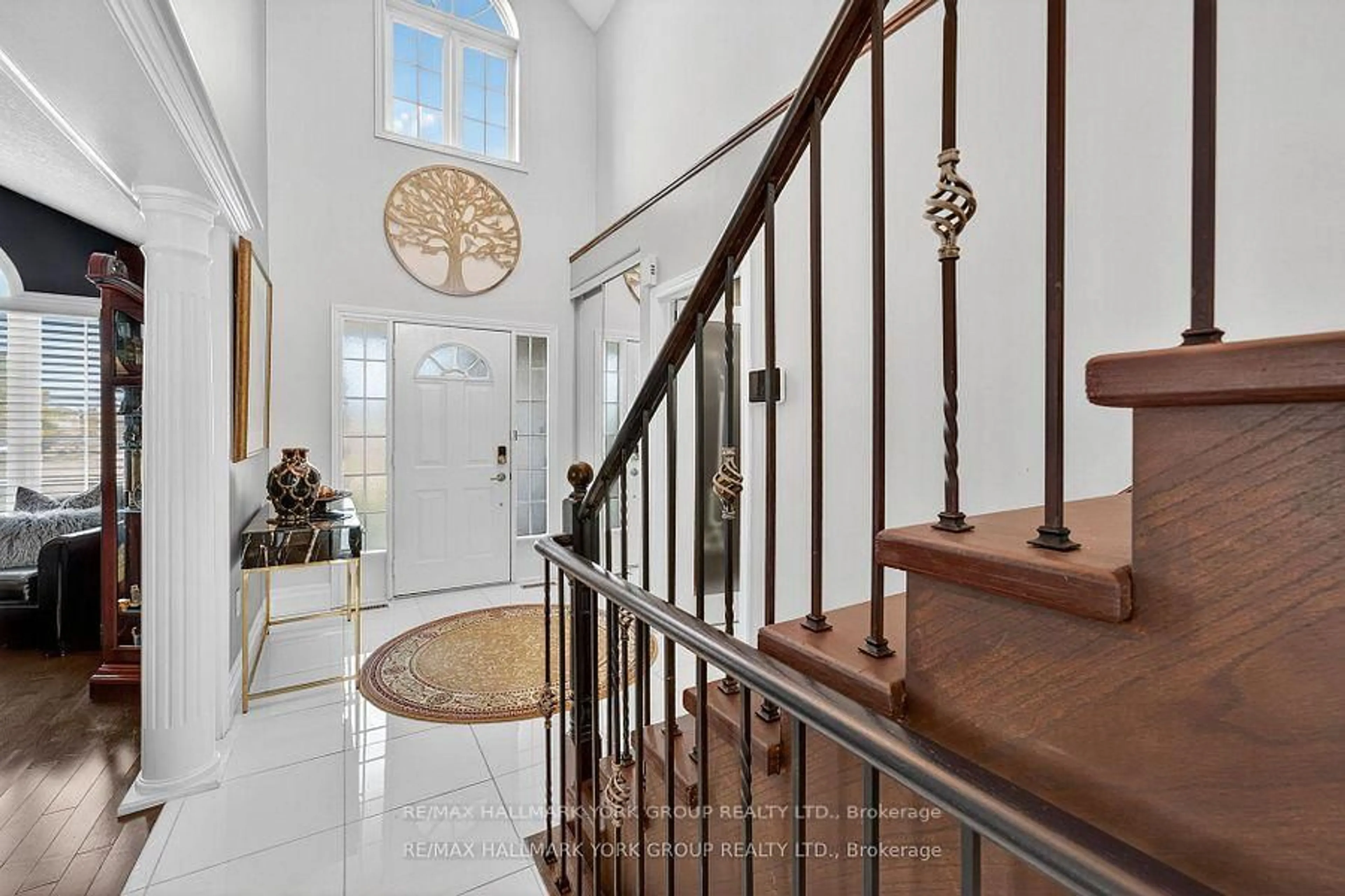 Indoor foyer for 93 Seline Cres, Barrie Ontario L4N 5V7