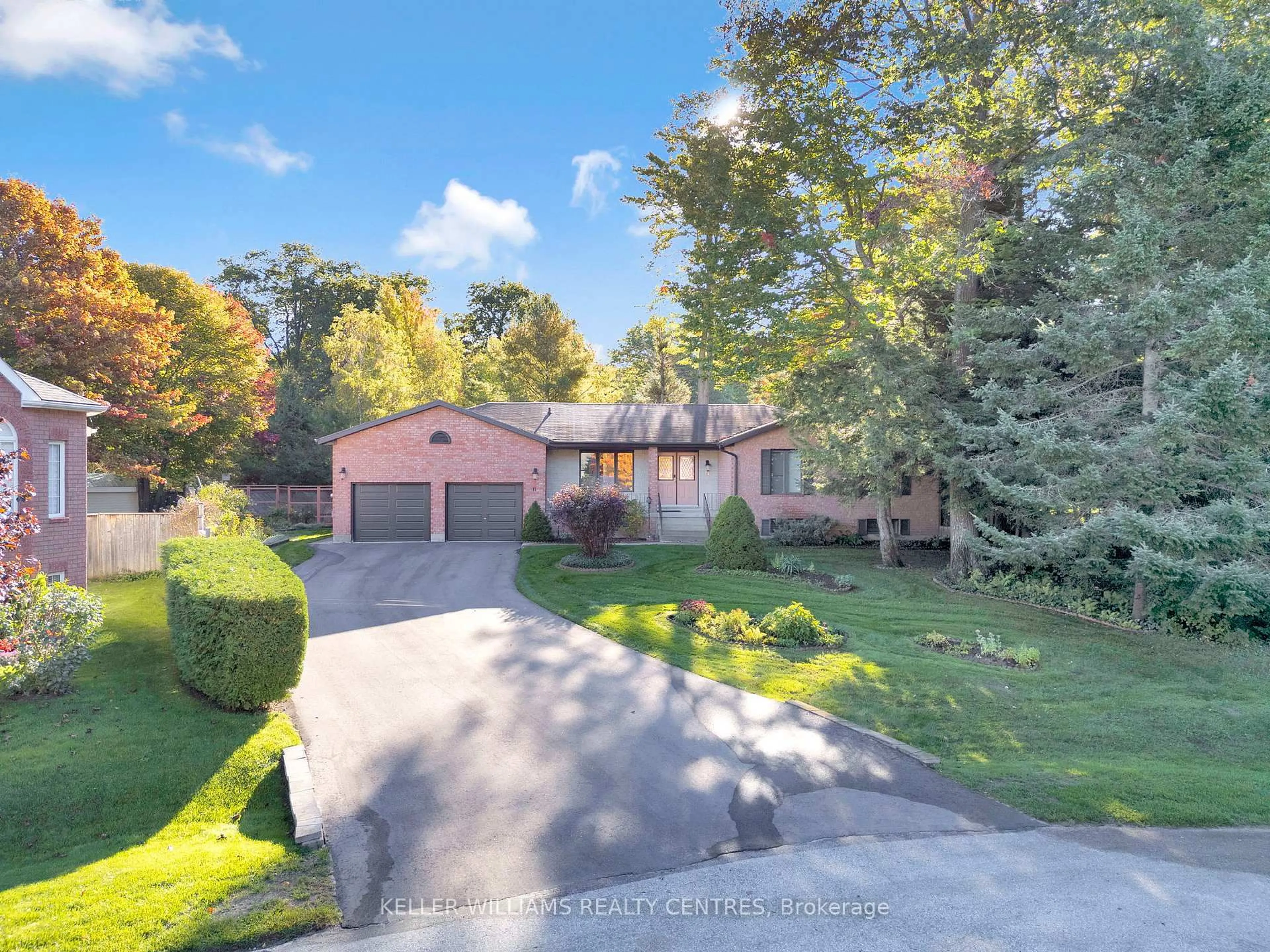 A pic from outside/outdoor area/front of a property/back of a property/a pic from drone, unknown for 11 Birchmount Circ, Wasaga Beach Ontario L9Z 1H8