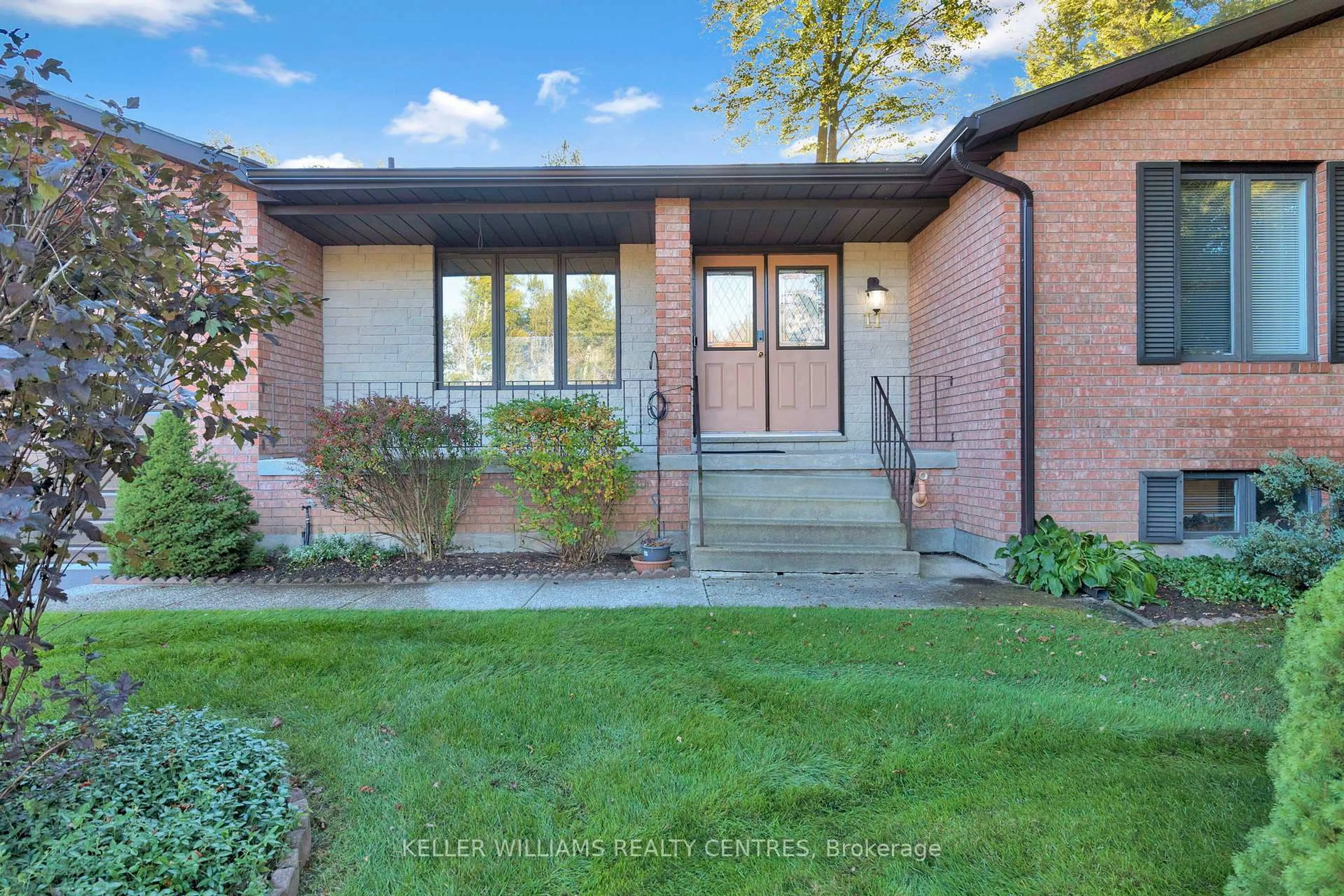 Home with brick exterior material, street for 11 Birchmount Circ, Wasaga Beach Ontario L9Z 1H8