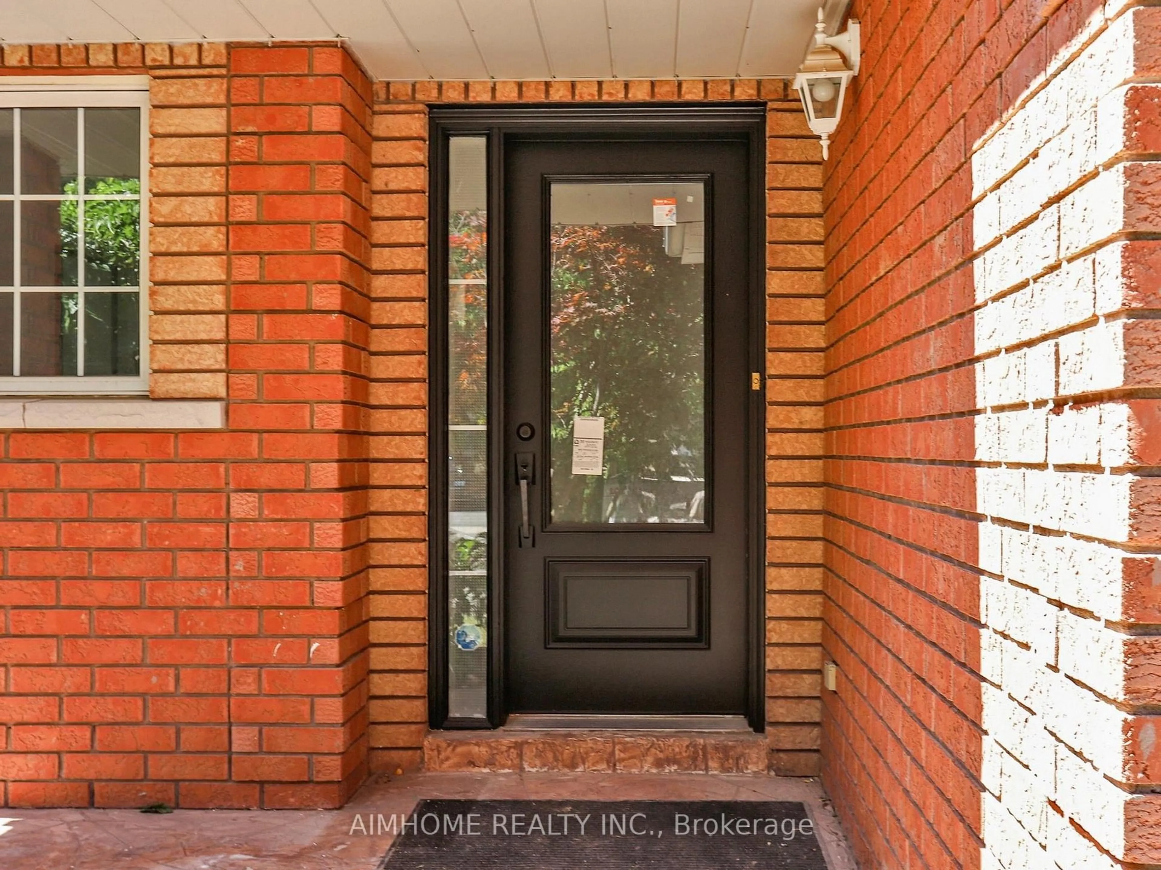 Indoor entryway for 32 Bloom Cres, Barrie Ontario L4N 0S8