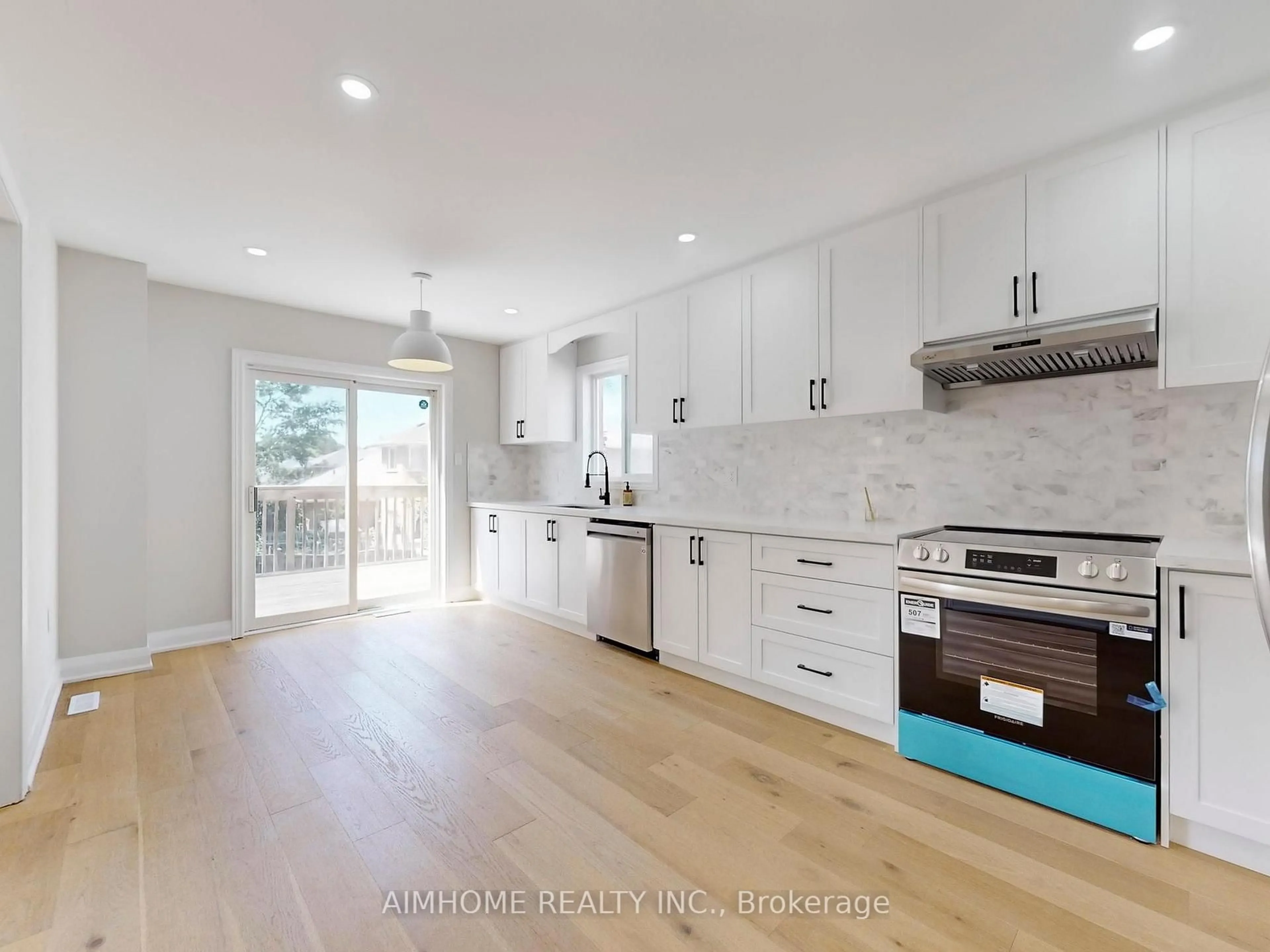 Open concept kitchen, unknown for 32 Bloom Cres, Barrie Ontario L4N 0S8