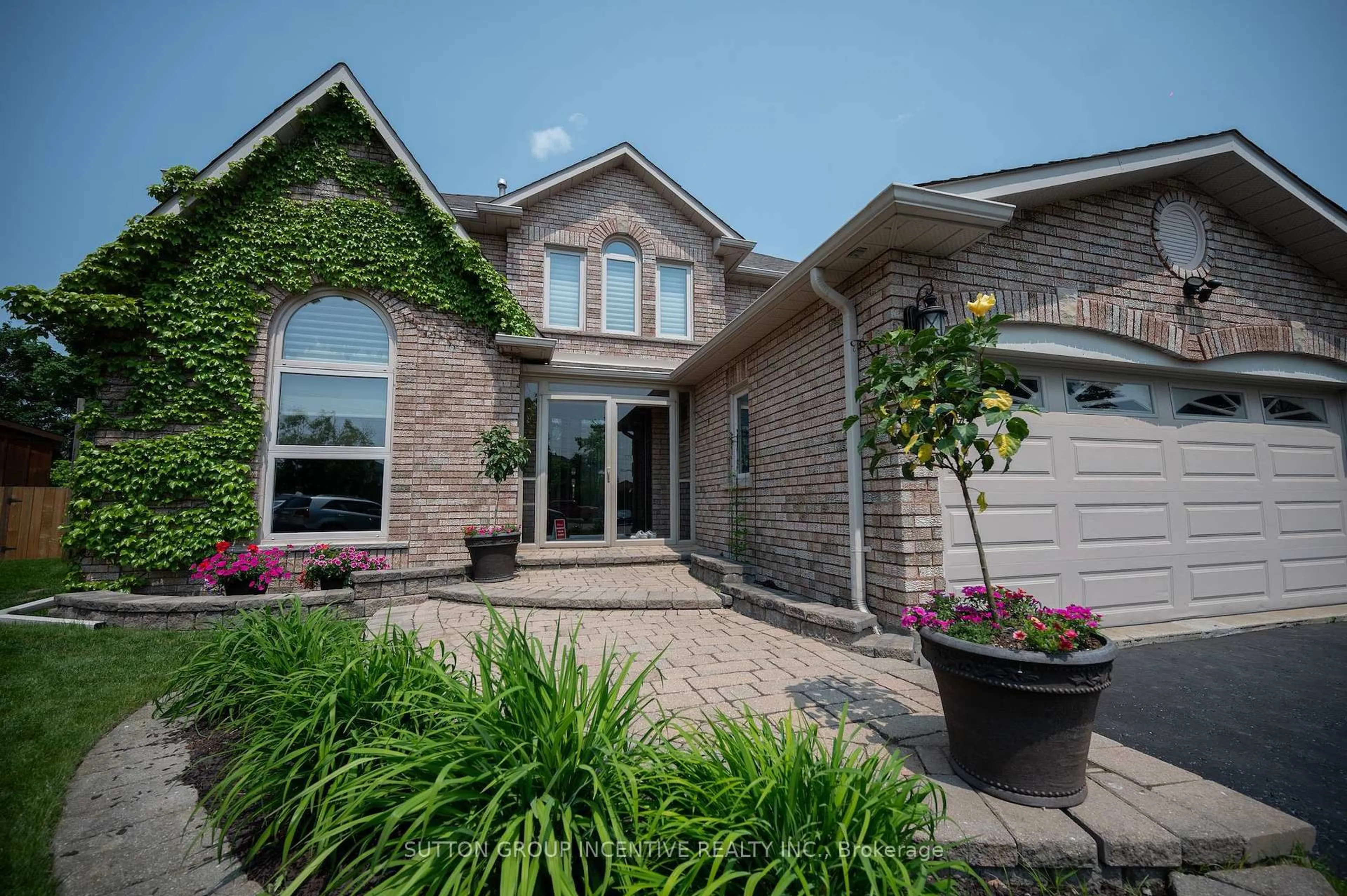 Home with brick exterior material, street for 10 Gordon Crt, Barrie Ontario L4N 7A4