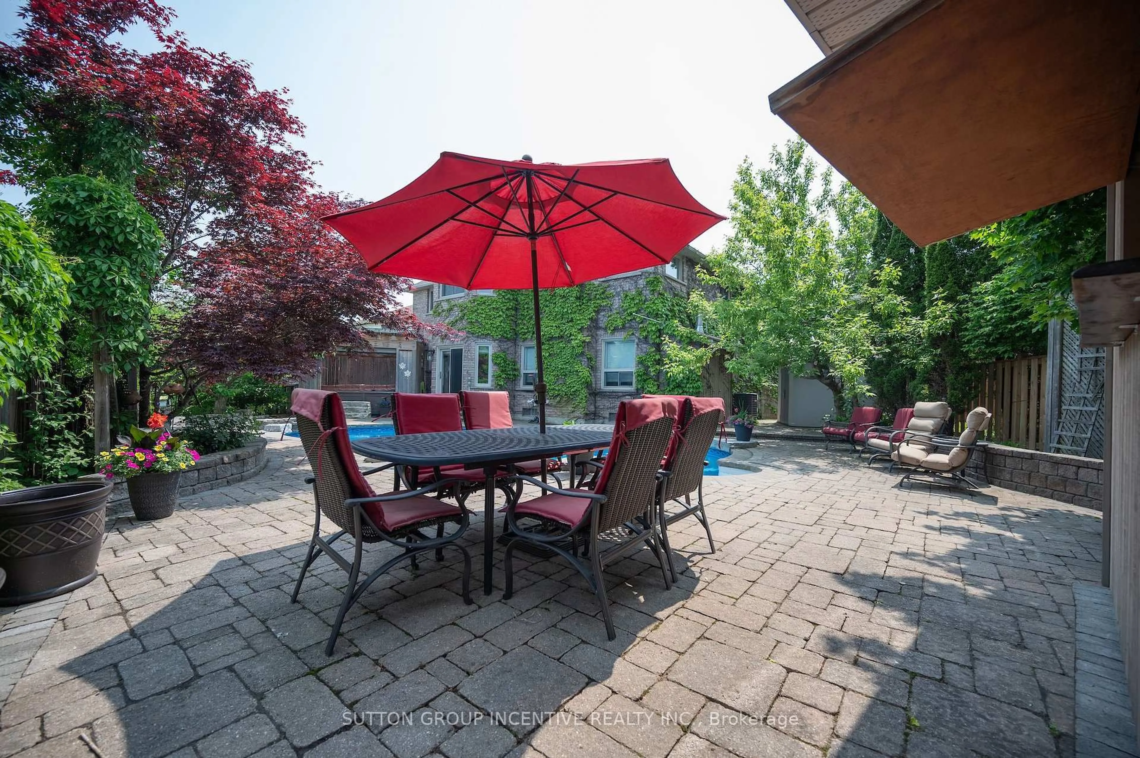 Patio, street for 10 Gordon Crt, Barrie Ontario L4N 7A4