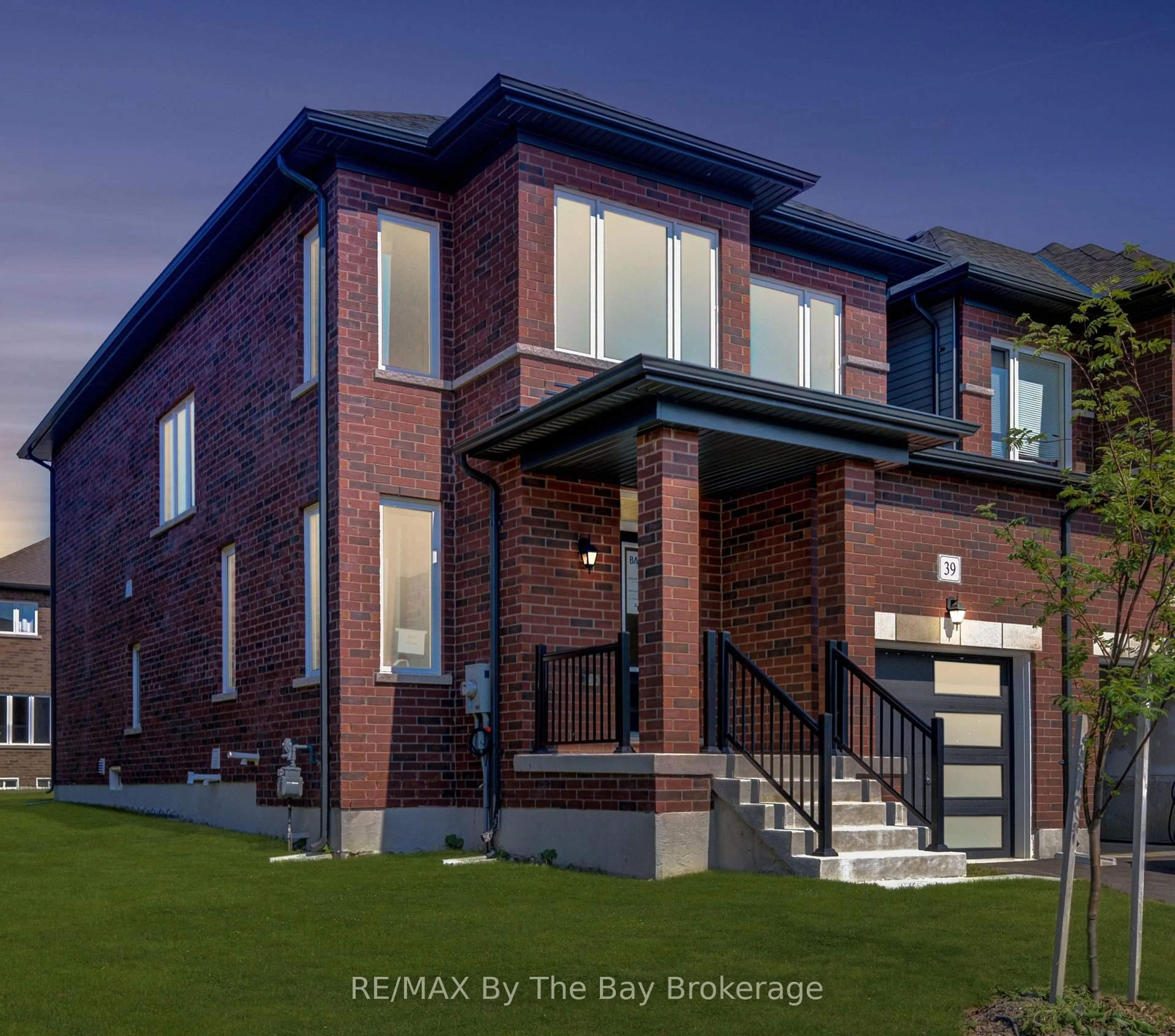Home with brick exterior material, building for 39 Lisa St, Wasaga Beach Ontario L9Z 1J9