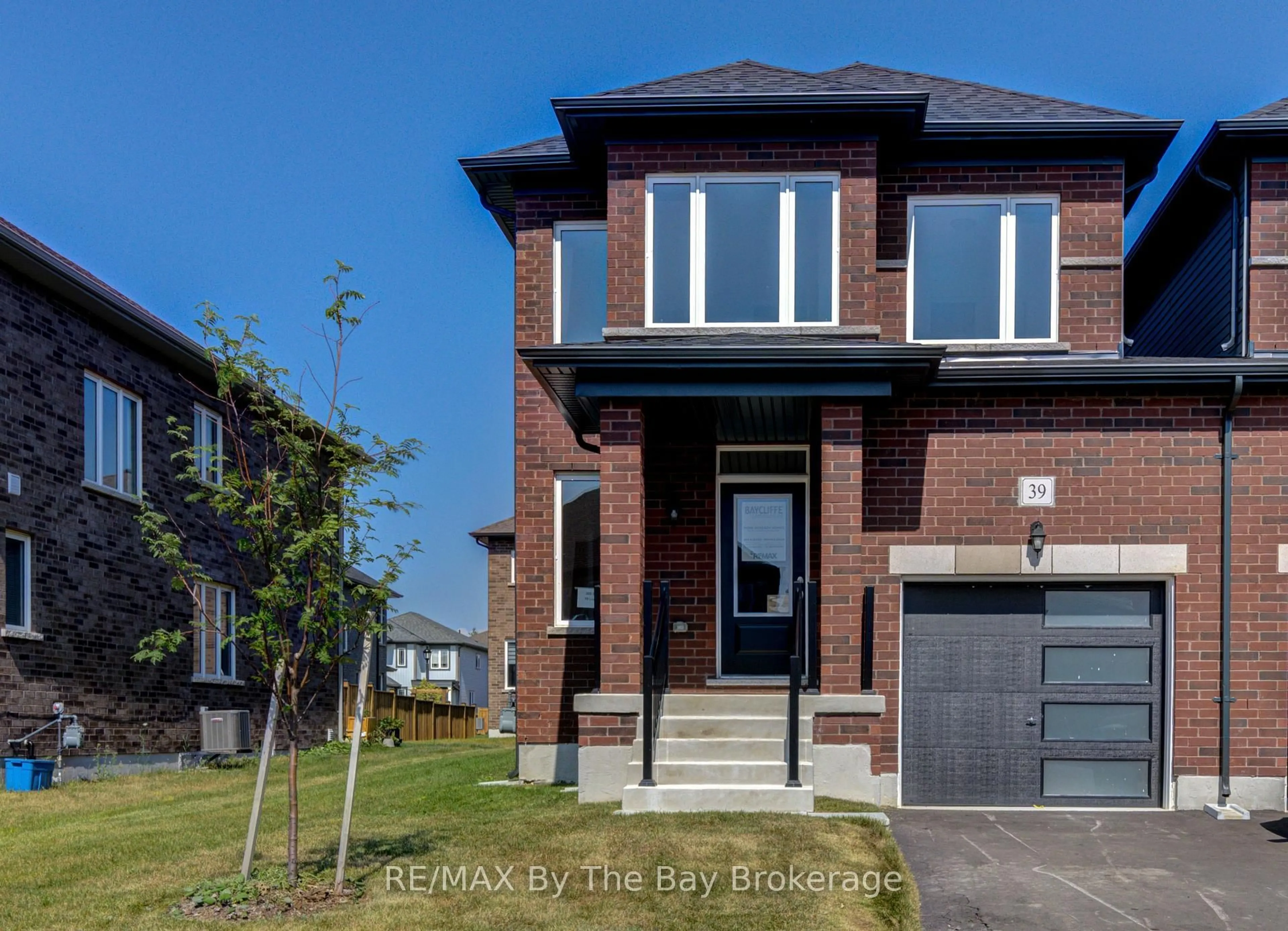 Home with brick exterior material, street for 39 Lisa St, Wasaga Beach Ontario L9Z 1J9