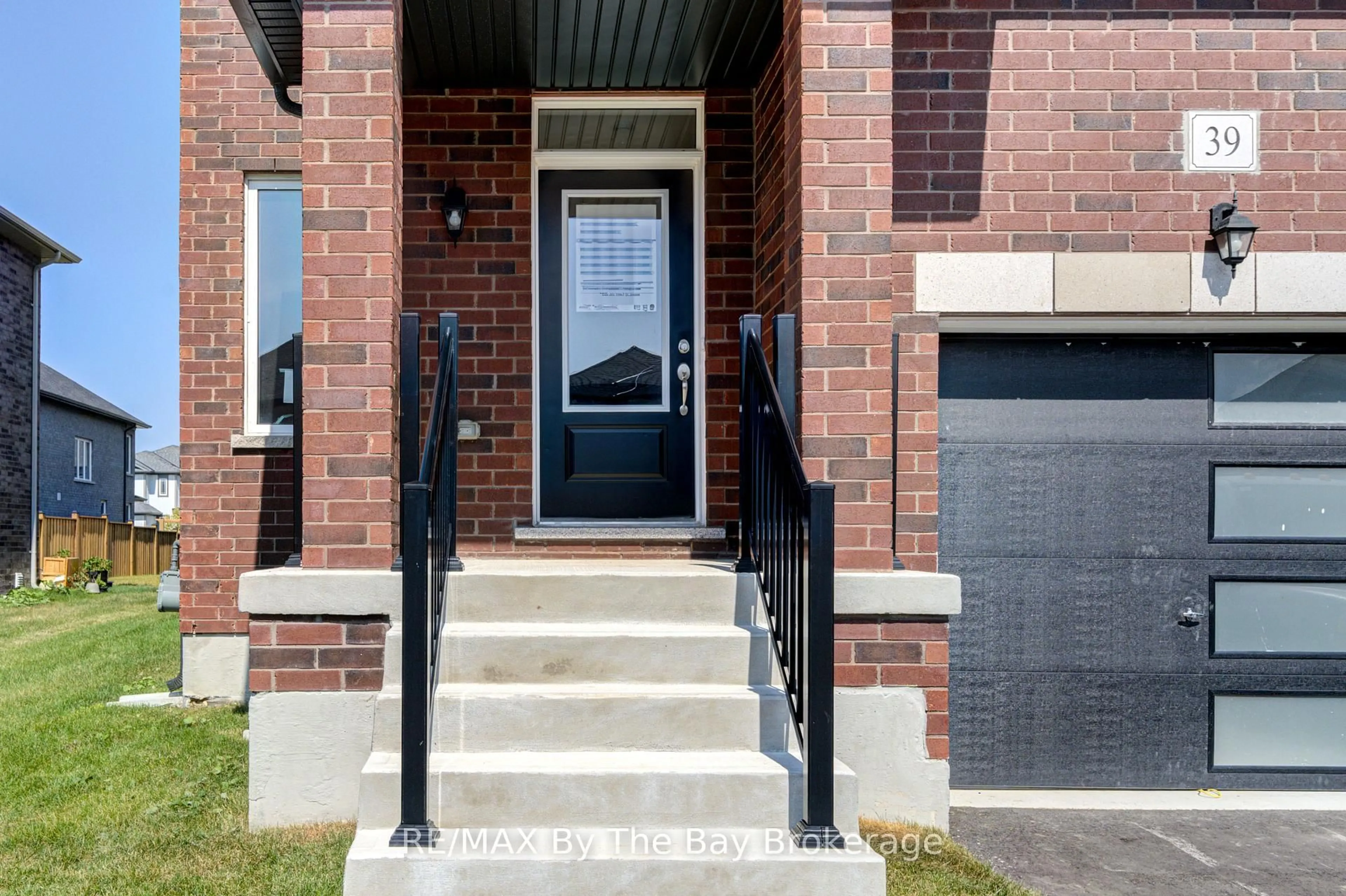 Home with brick exterior material, street for 39 Lisa St, Wasaga Beach Ontario L9Z 1J9