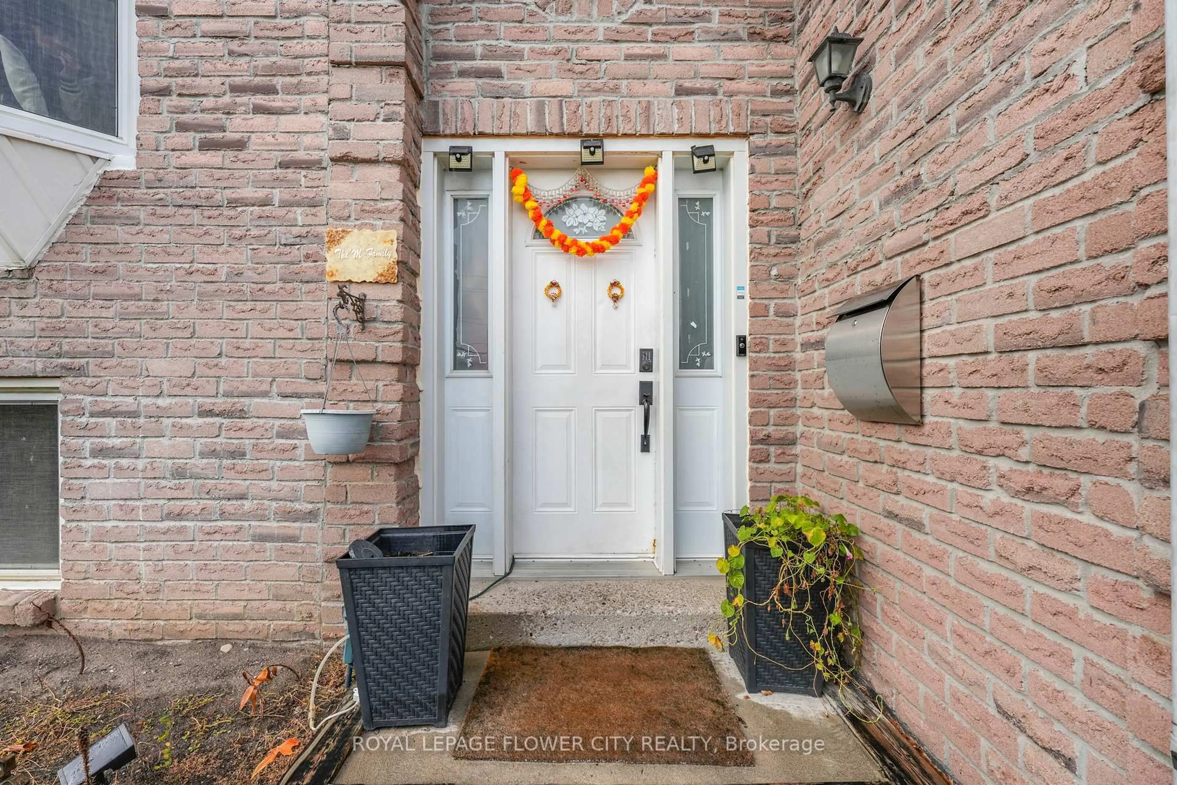 Indoor entryway for 210 Edgehill Dr, Barrie Ontario L4N 1M1