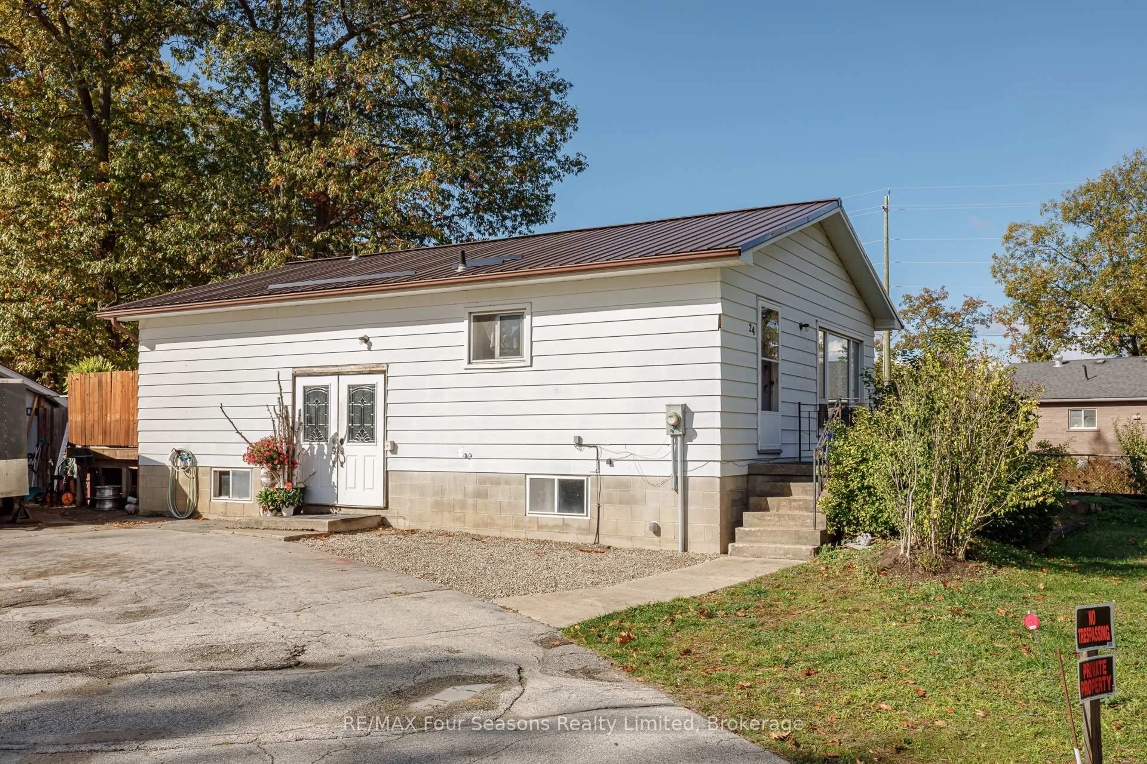 Home with vinyl exterior material, street for 24 Indianola Cres, Wasaga Beach Ontario L9Z 2W3
