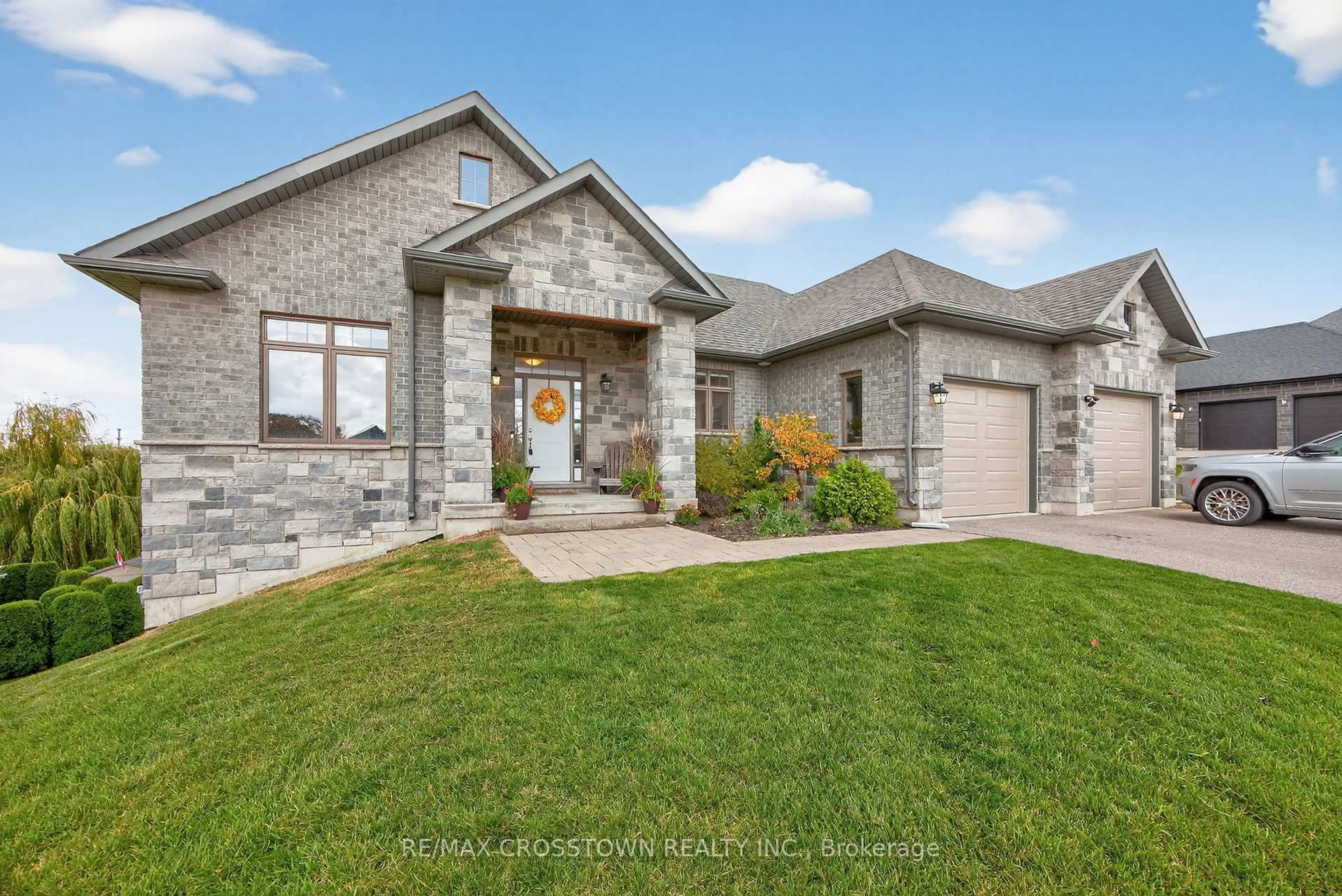 Home with brick exterior material, street for 72 Glenhuron Dr, Springwater Ontario L4M 6T4