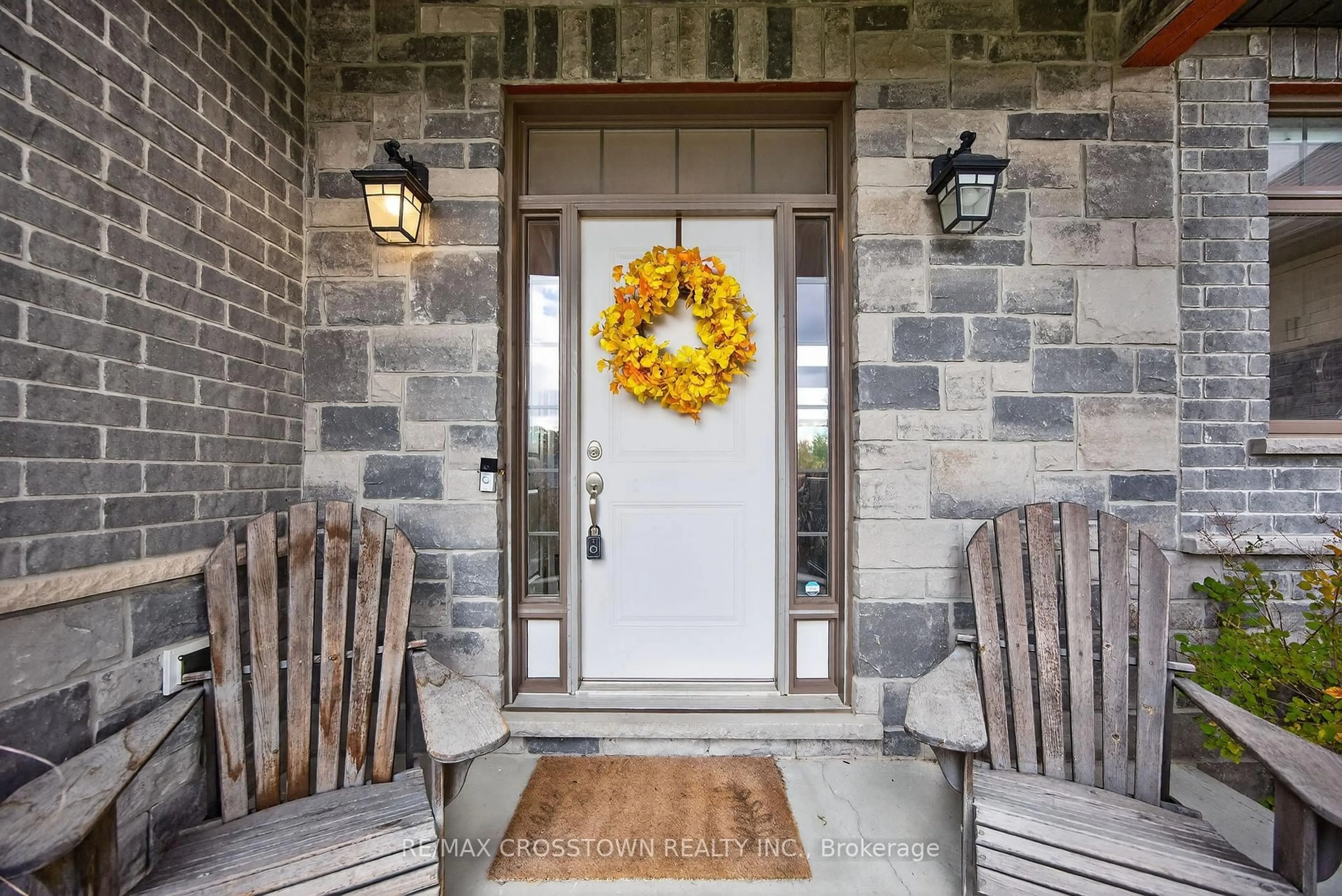 Indoor entryway for 72 Glenhuron Dr, Springwater Ontario L4M 6T4
