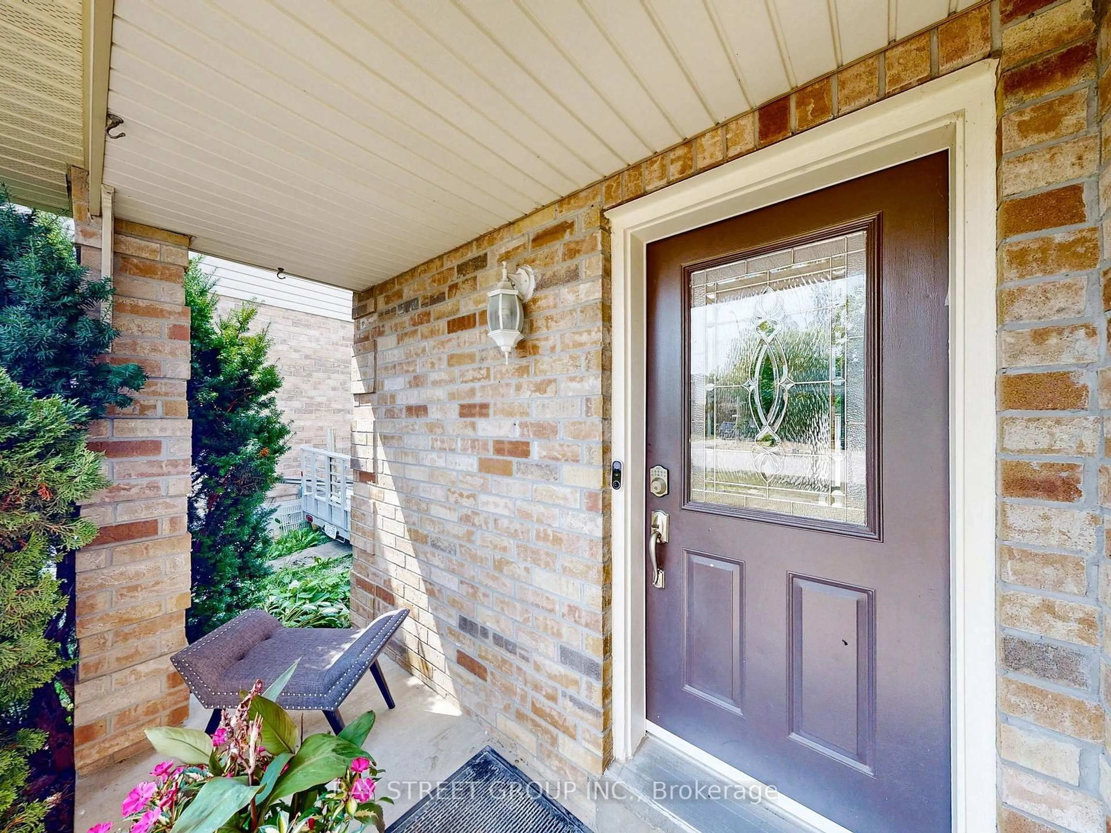 Indoor entryway for 16 Bates Crt, Barrie Ontario L4N 8L8