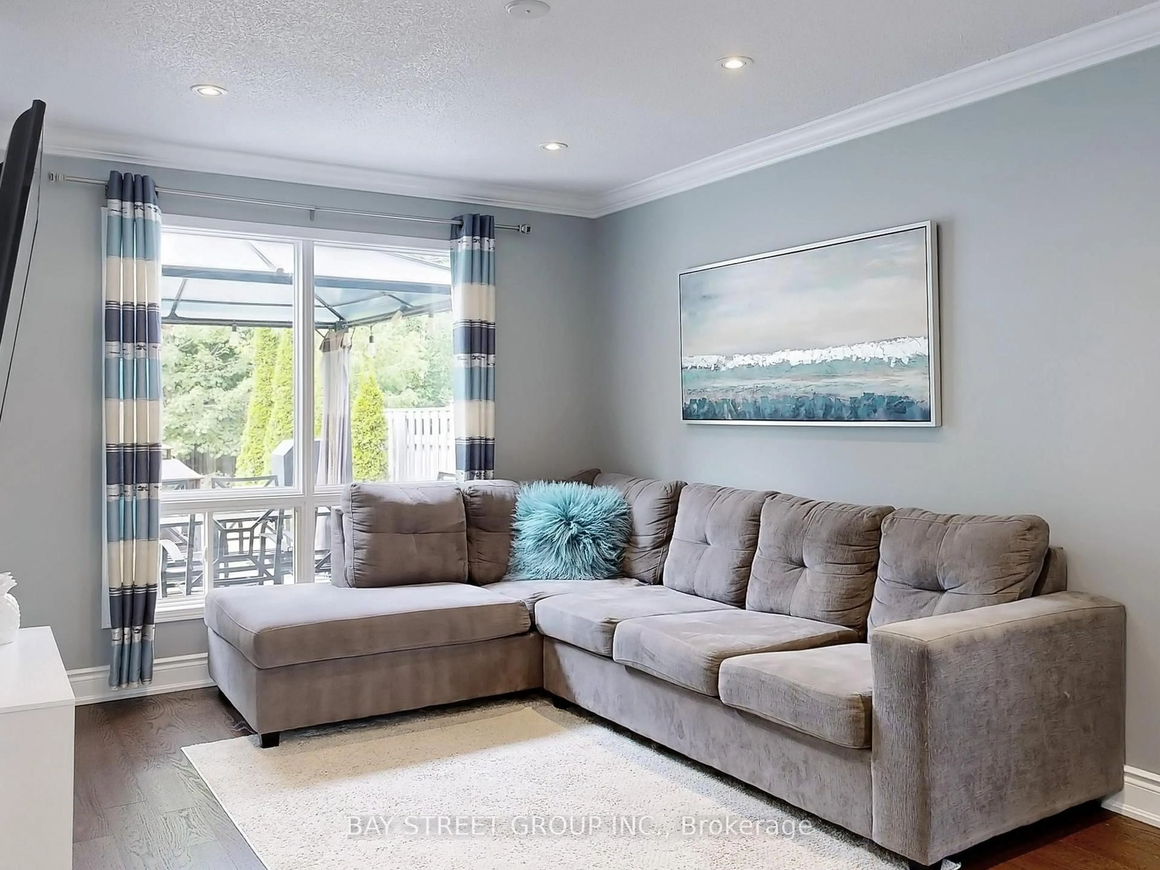 Living room with furniture, unknown for 16 Bates Crt, Barrie Ontario L4N 8L8