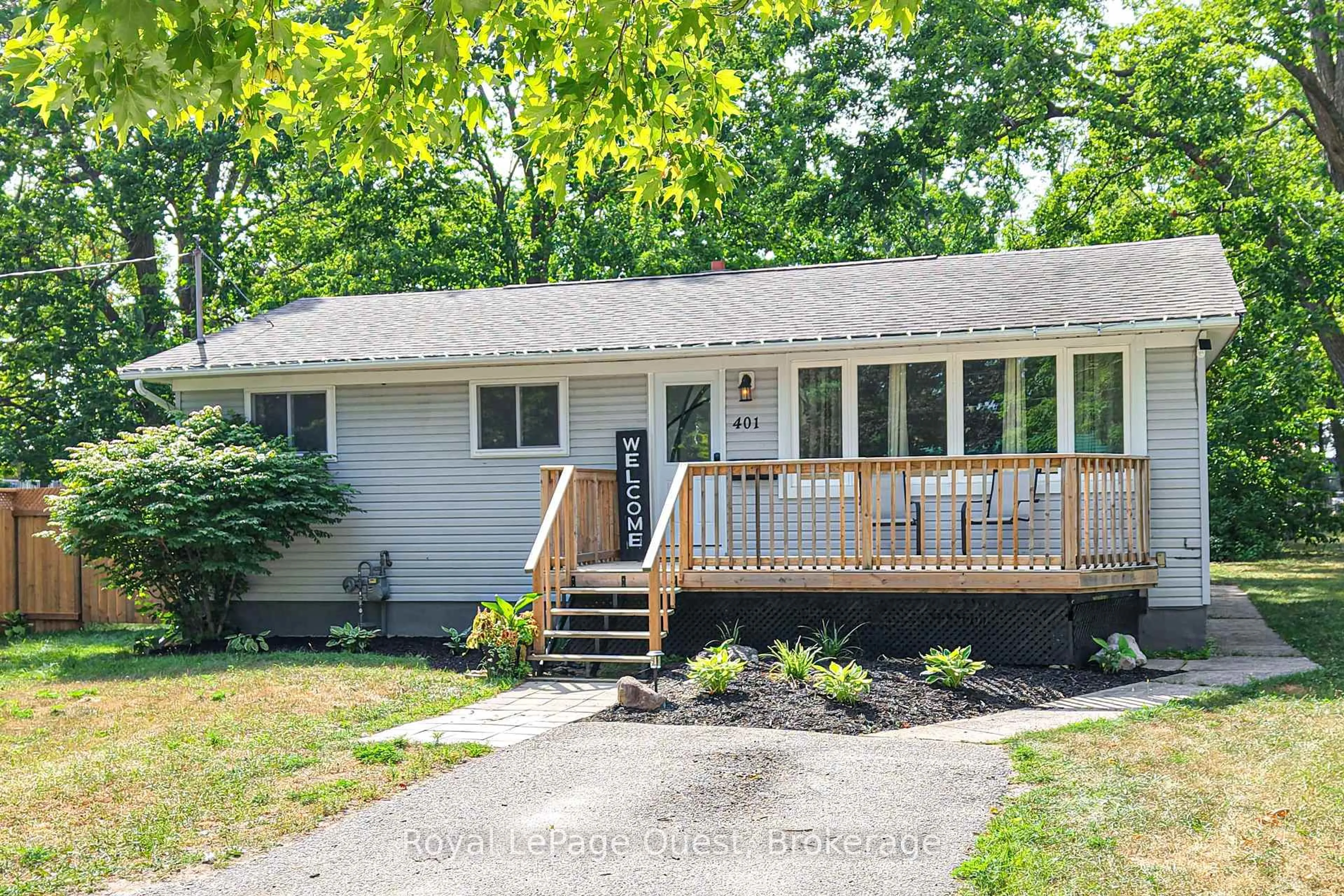 Home with vinyl exterior material, street for 401 Mississaga St, Orillia Ontario L3V 3C4