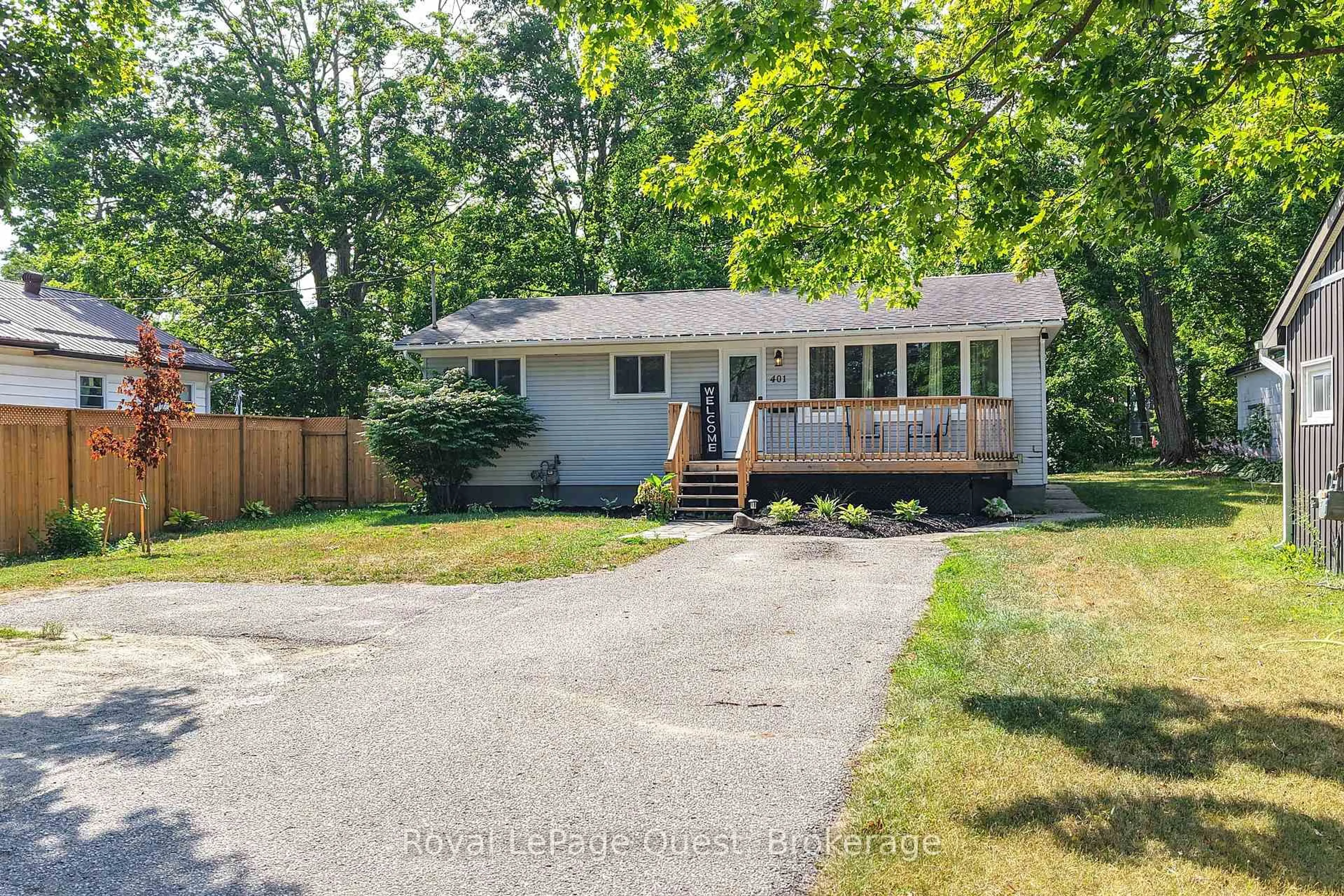 A pic from outside/outdoor area/front of a property/back of a property/a pic from drone, street for 401 Mississaga St, Orillia Ontario L3V 3C4