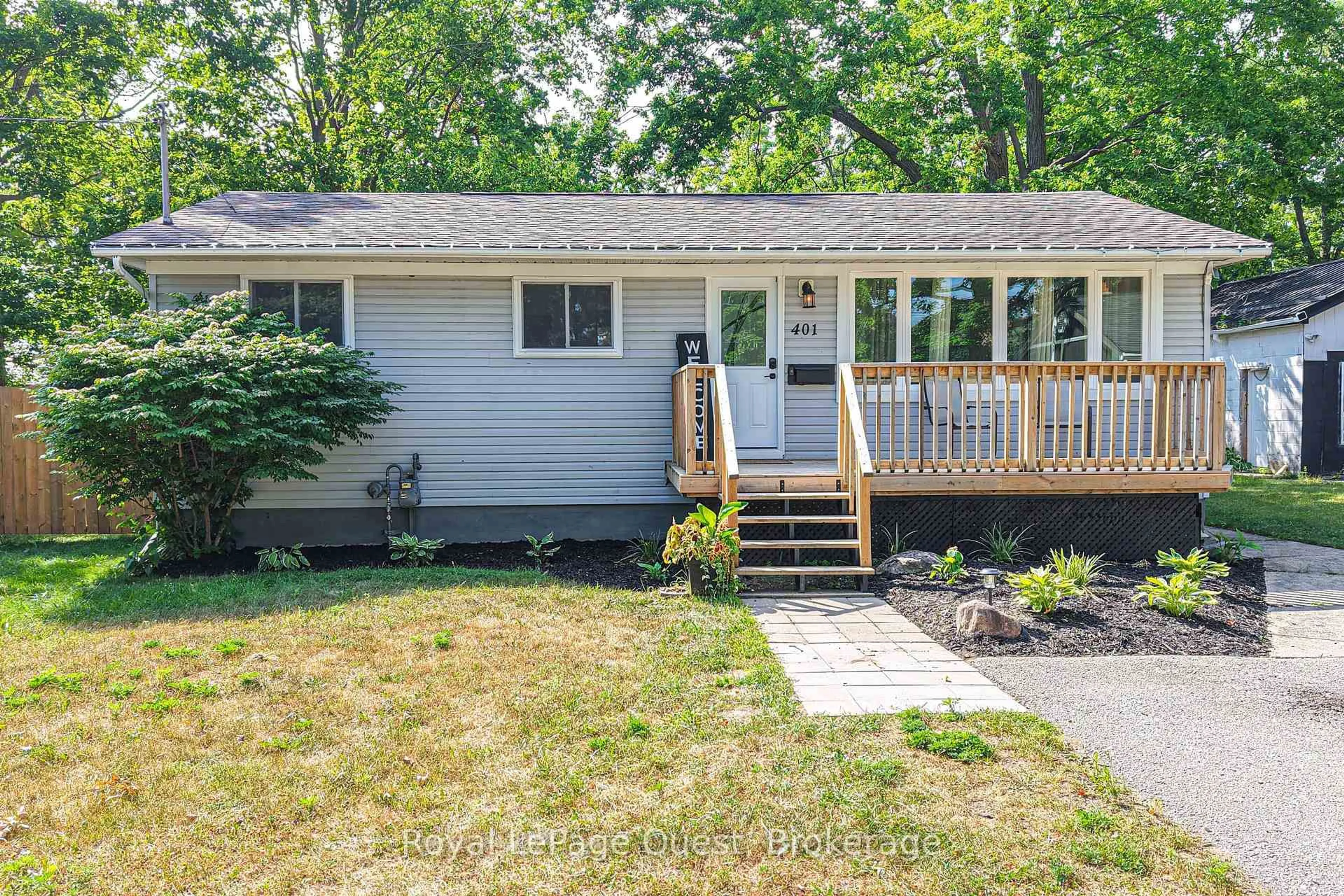 Home with vinyl exterior material, street for 401 Mississaga St, Orillia Ontario L3V 3C4