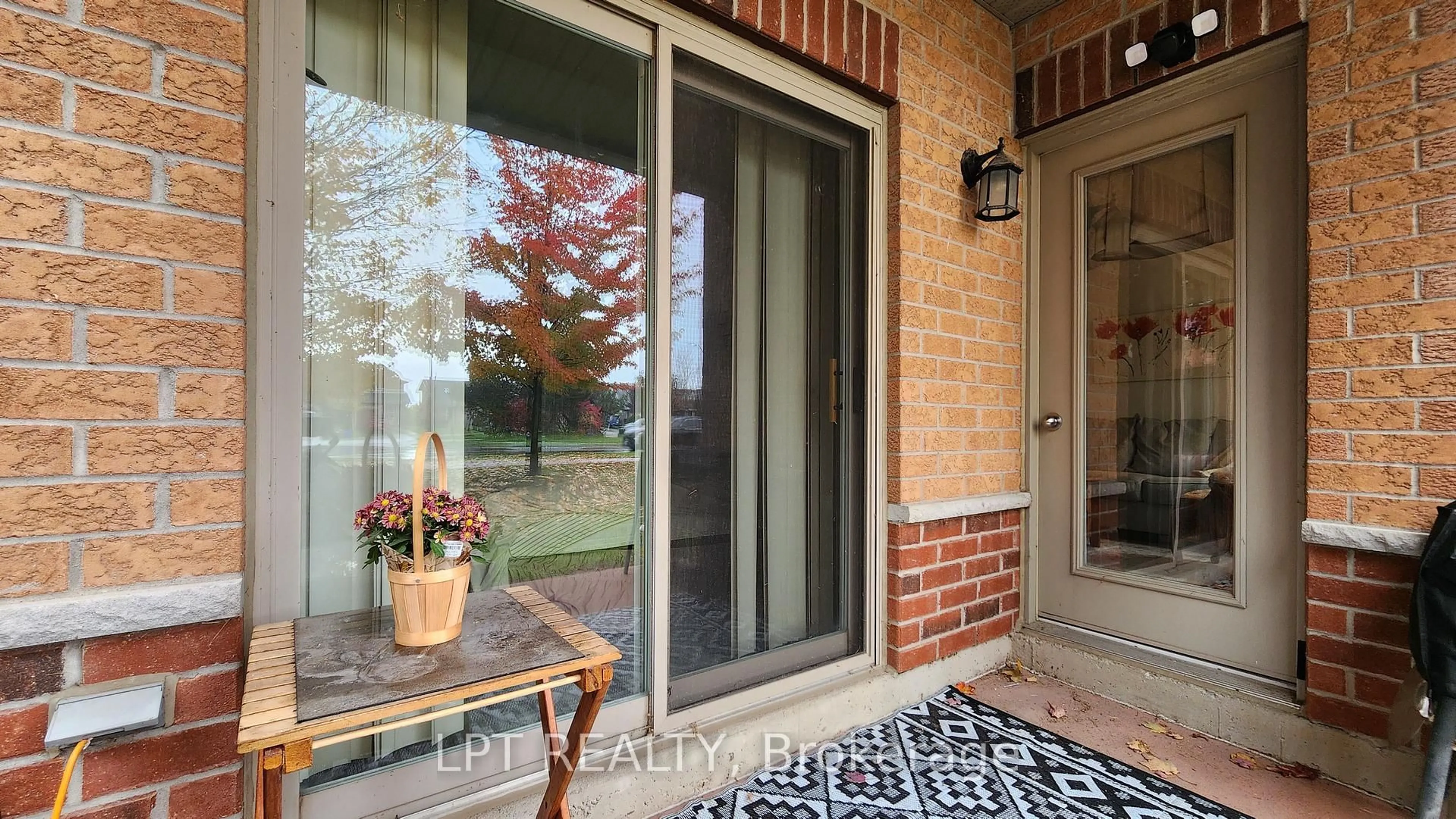 Indoor entryway for 500 Mapleview Dr #110, Barrie Ontario L4N 6C3