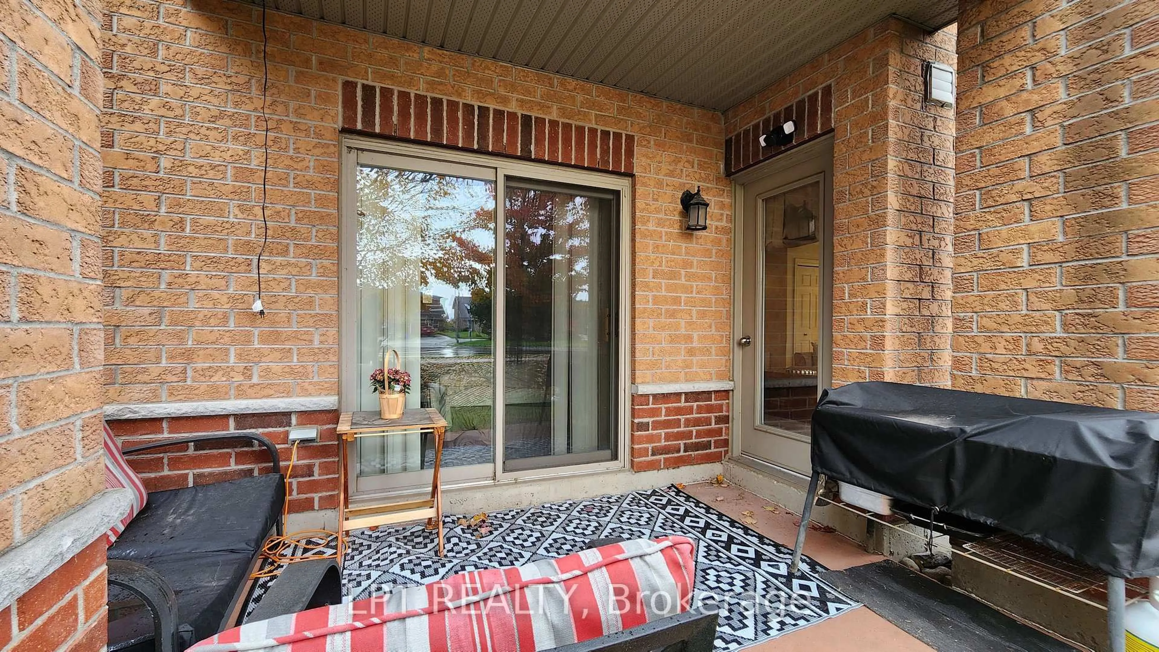 Patio, street for 500 Mapleview Dr #110, Barrie Ontario L4N 6C3