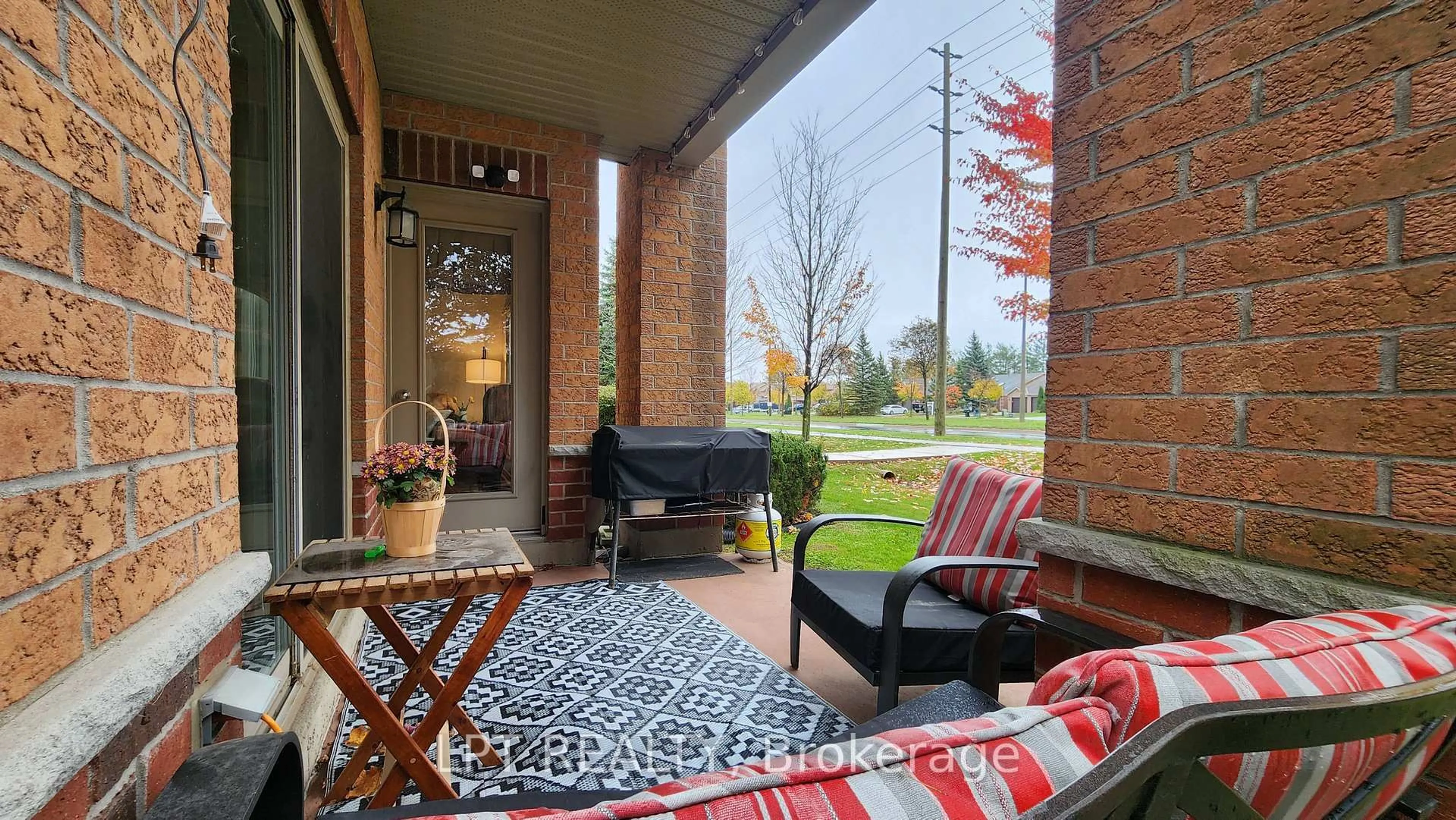 Patio, street for 500 Mapleview Dr #110, Barrie Ontario L4N 6C3