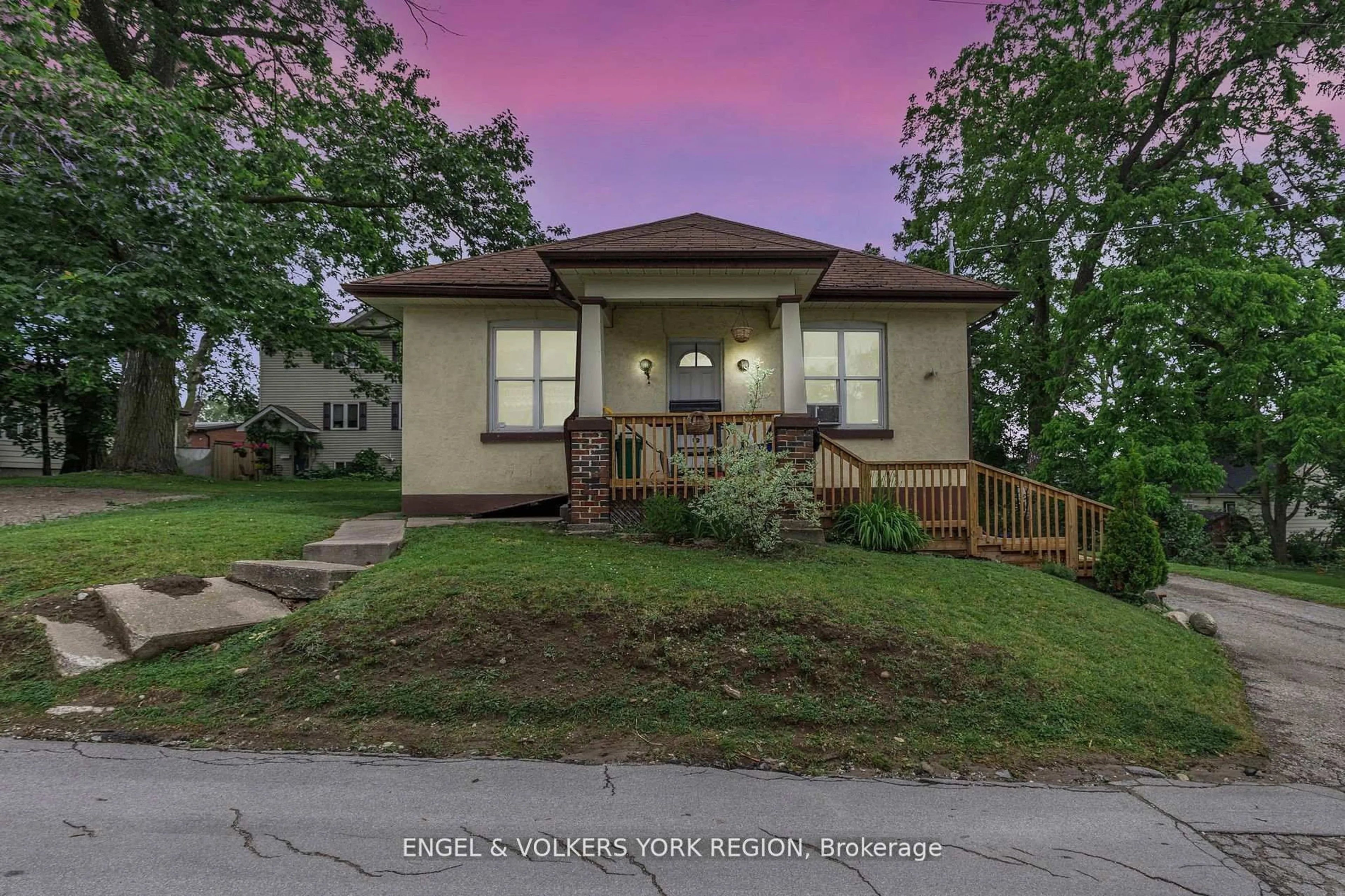 Unknown for 23 Lount St, Barrie Ontario L4M 3E3