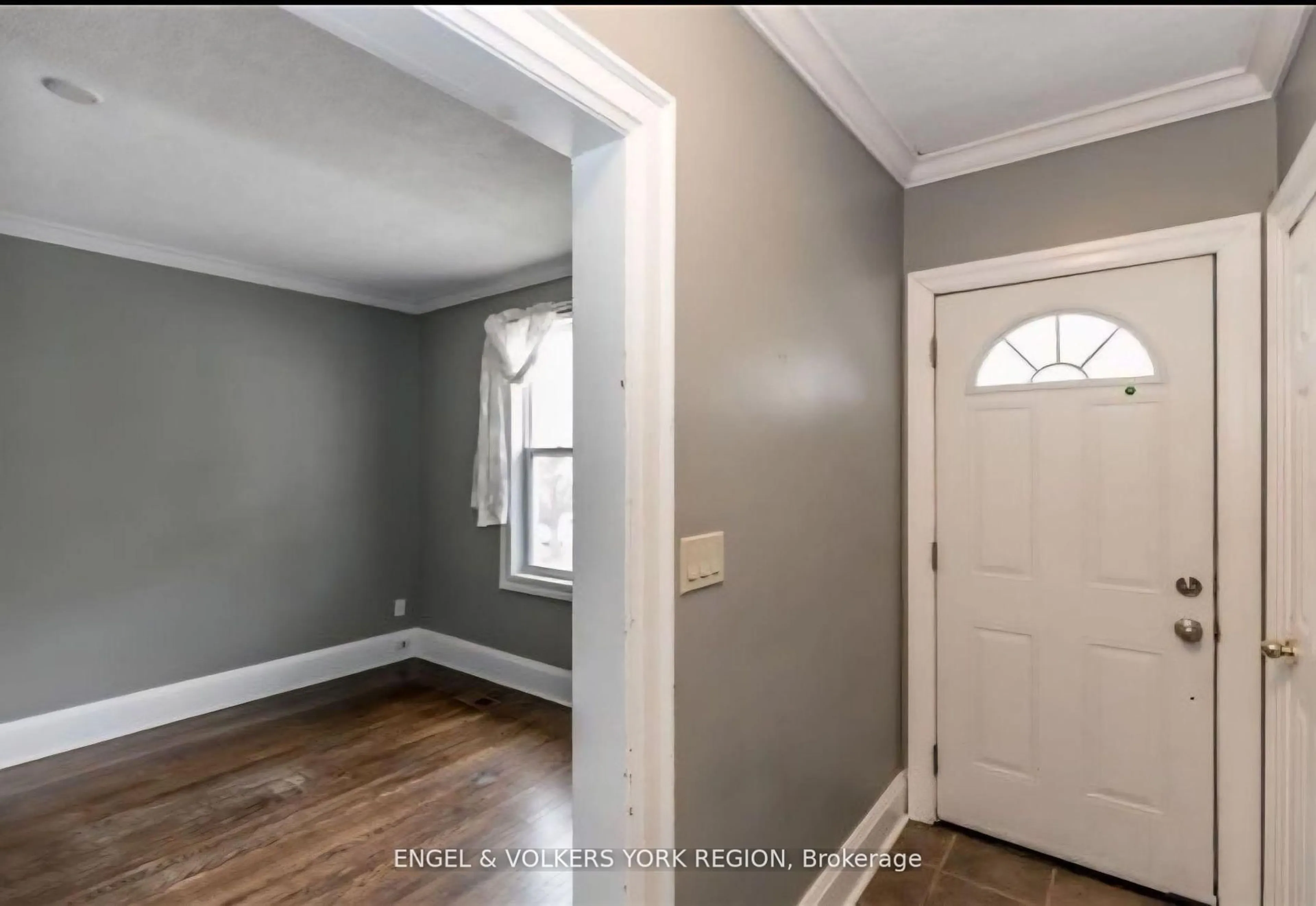 Indoor entryway for 23 Lount St, Barrie Ontario L4M 3E3