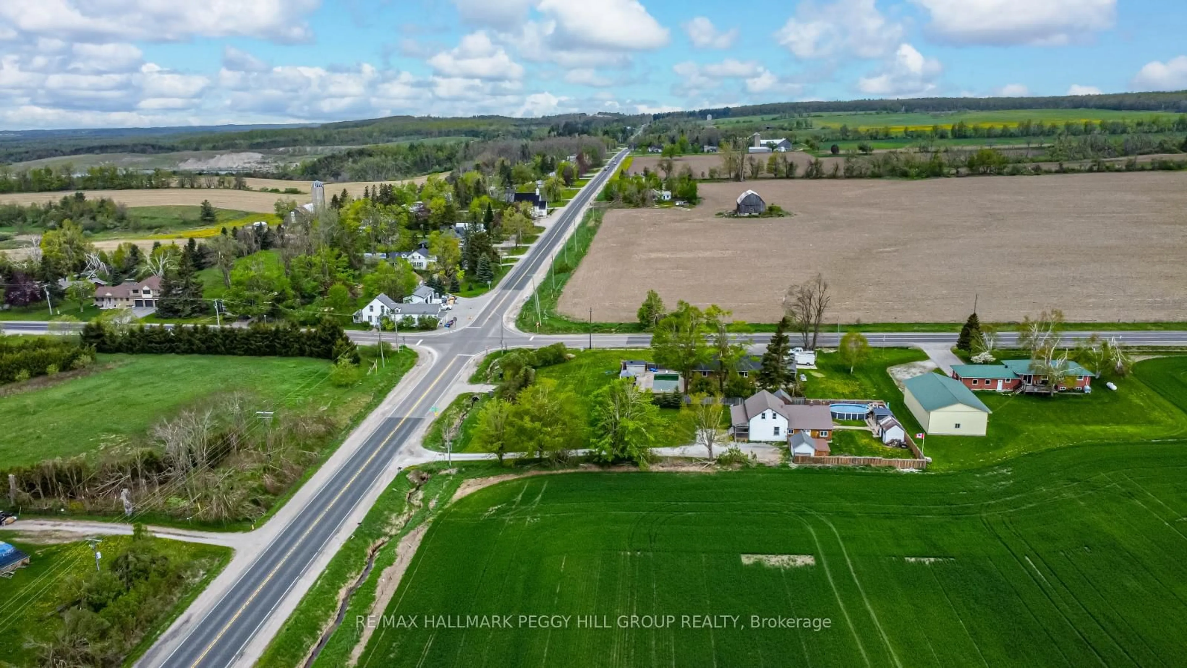 A pic from outside/outdoor area/front of a property/back of a property/a pic from drone, street for 1601 Penetanguishene Rd, Oro-Medonte Ontario L4M 4Y8