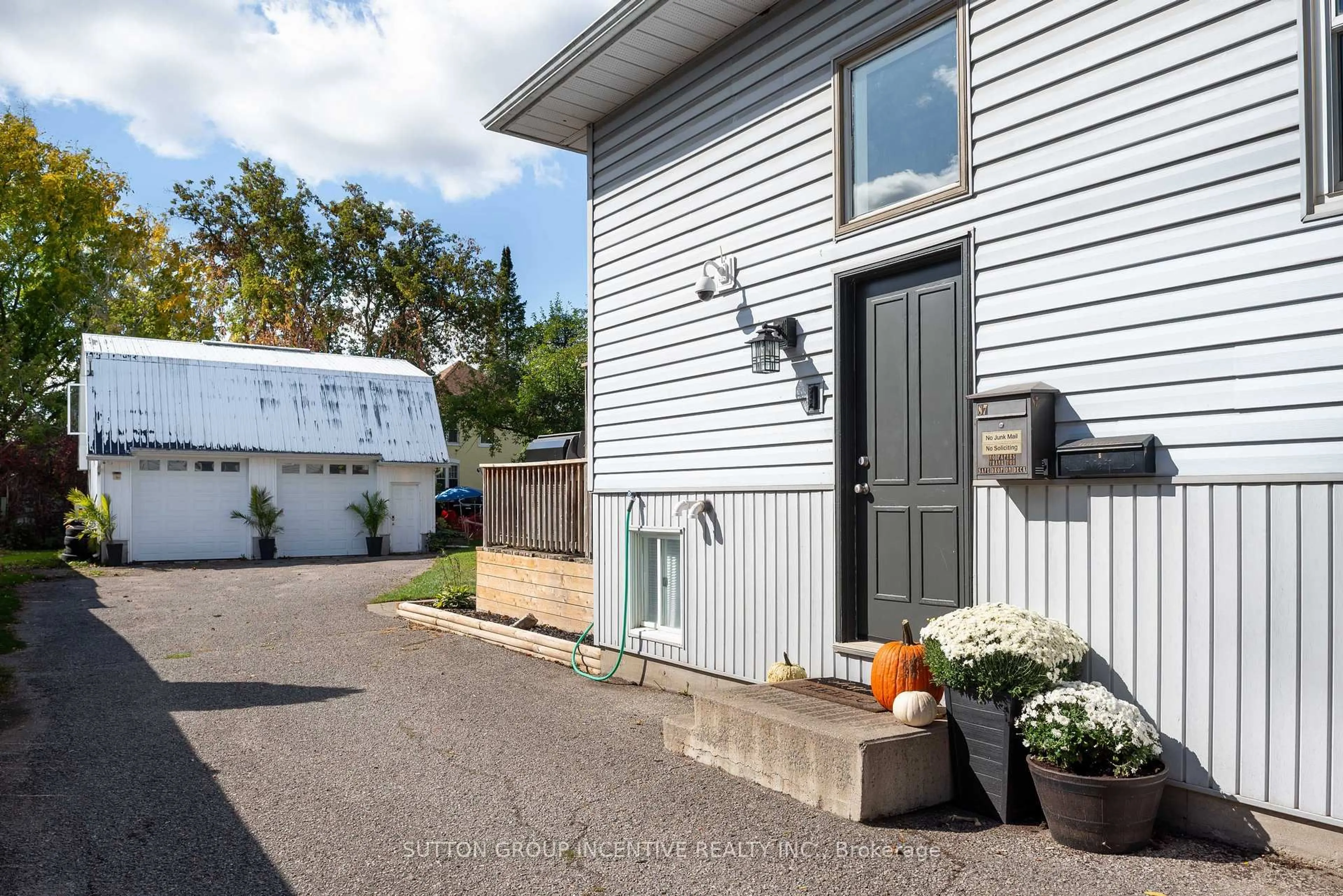 Home with vinyl exterior material, street for 87 Dunlop St, Orillia Ontario L3V 5P3