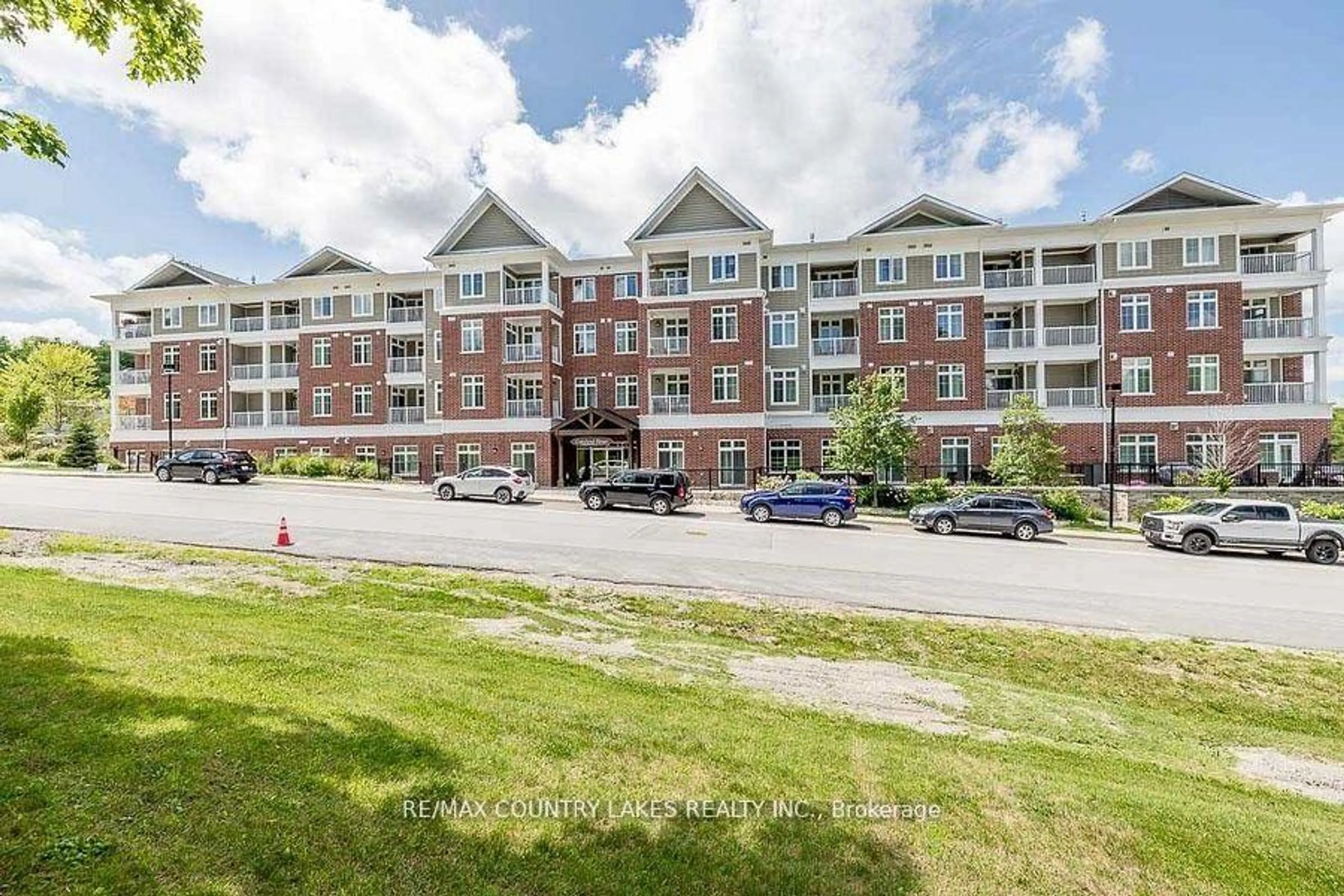 A pic from outside/outdoor area/front of a property/back of a property/a pic from drone, building for 40 Horseshoe Blvd #203, Oro-Medonte Ontario L4M 4Y8