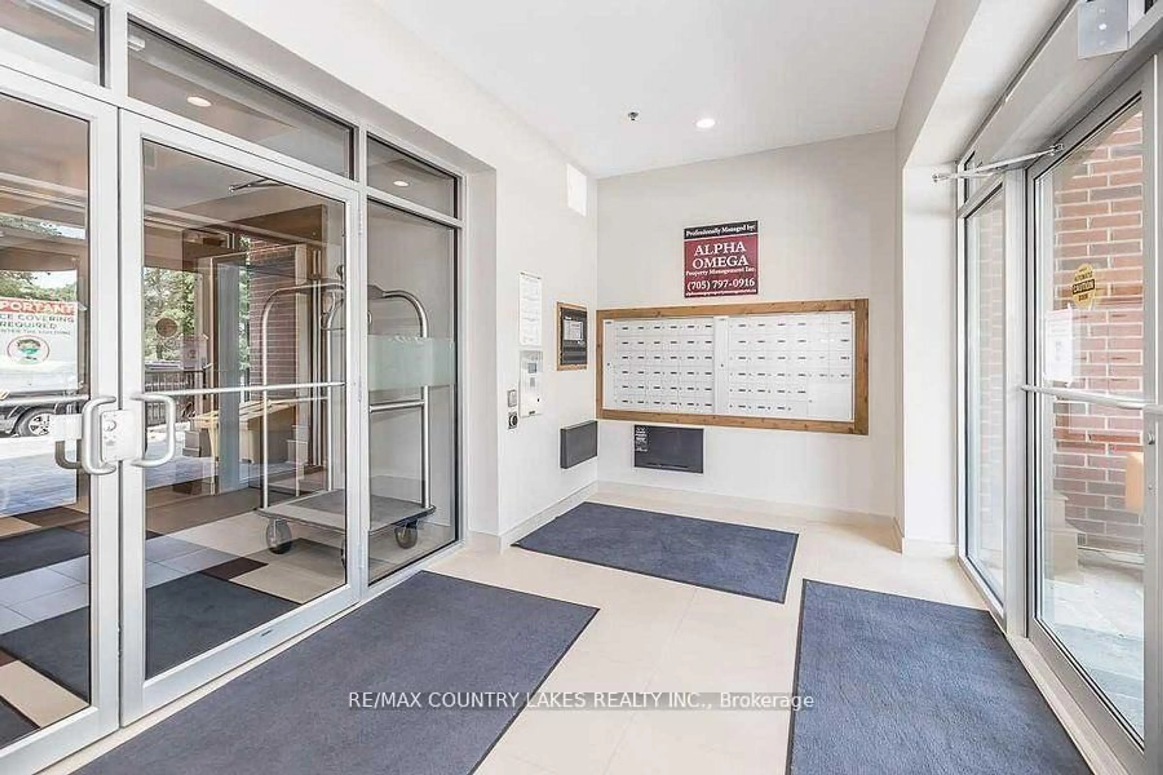 Indoor foyer for 40 Horseshoe Blvd #203, Oro-Medonte Ontario L4M 4Y8