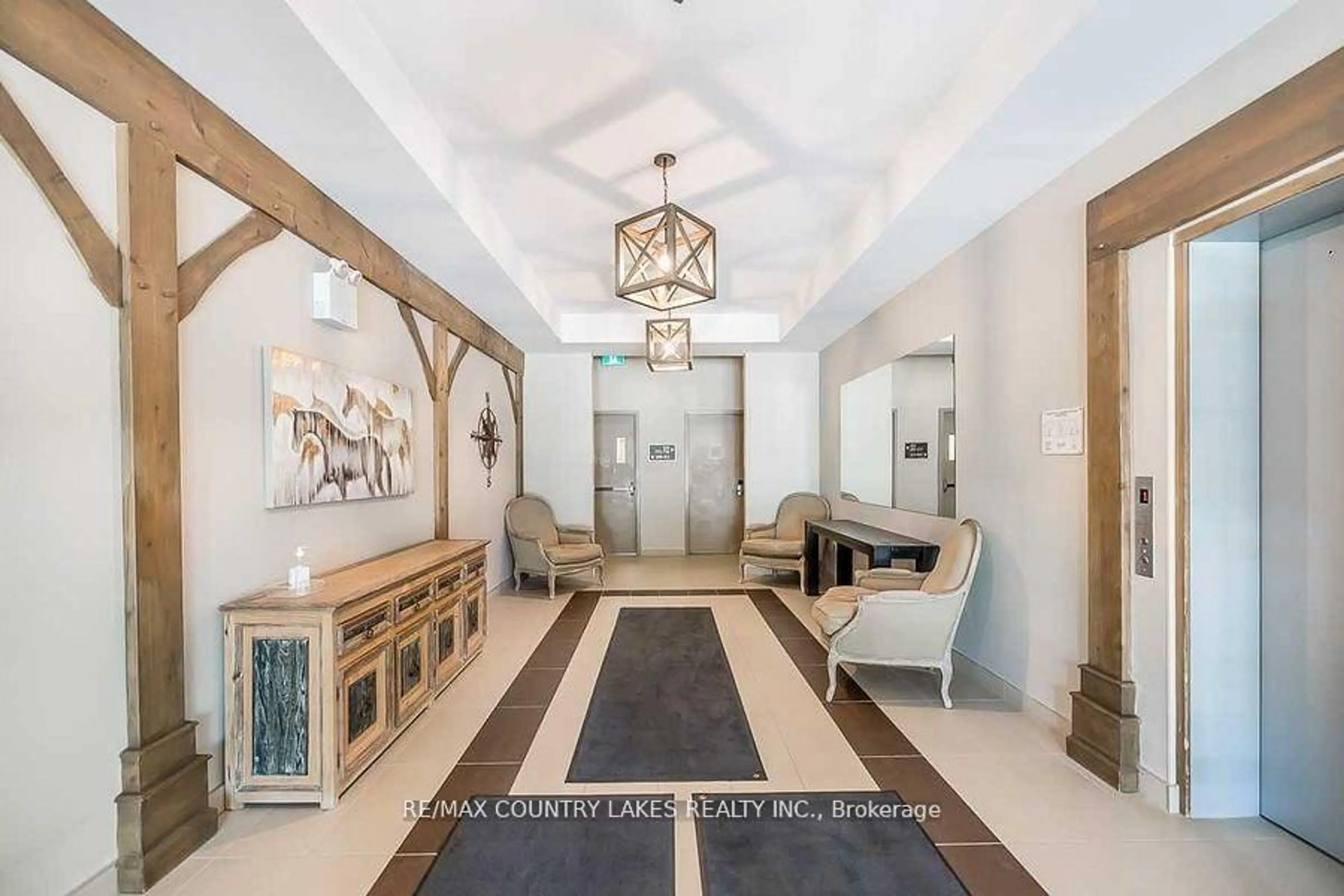 Indoor foyer for 40 Horseshoe Blvd #203, Oro-Medonte Ontario L4M 4Y8