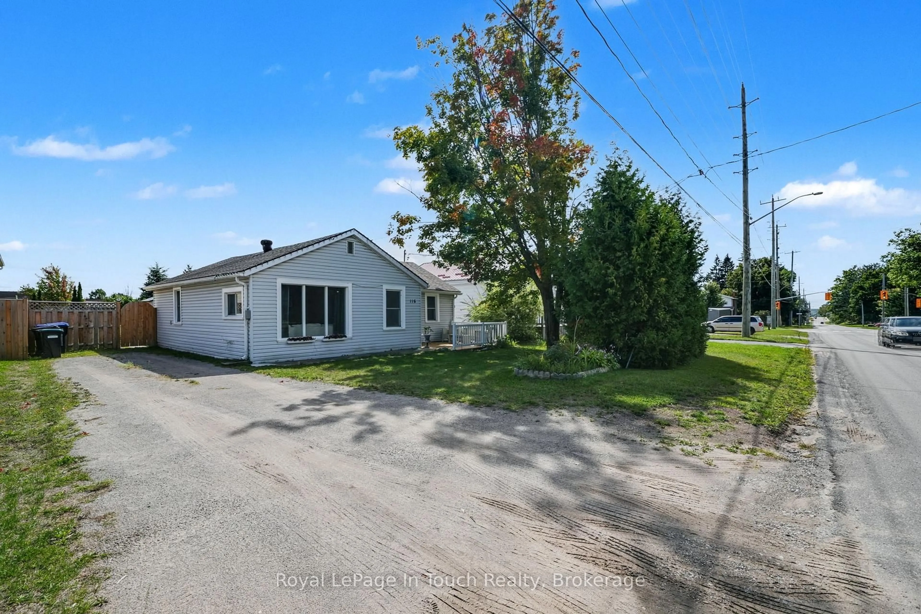 A pic from outside/outdoor area/front of a property/back of a property/a pic from drone, street for 116 Robert St, Penetanguishene Ontario L9M 1J2