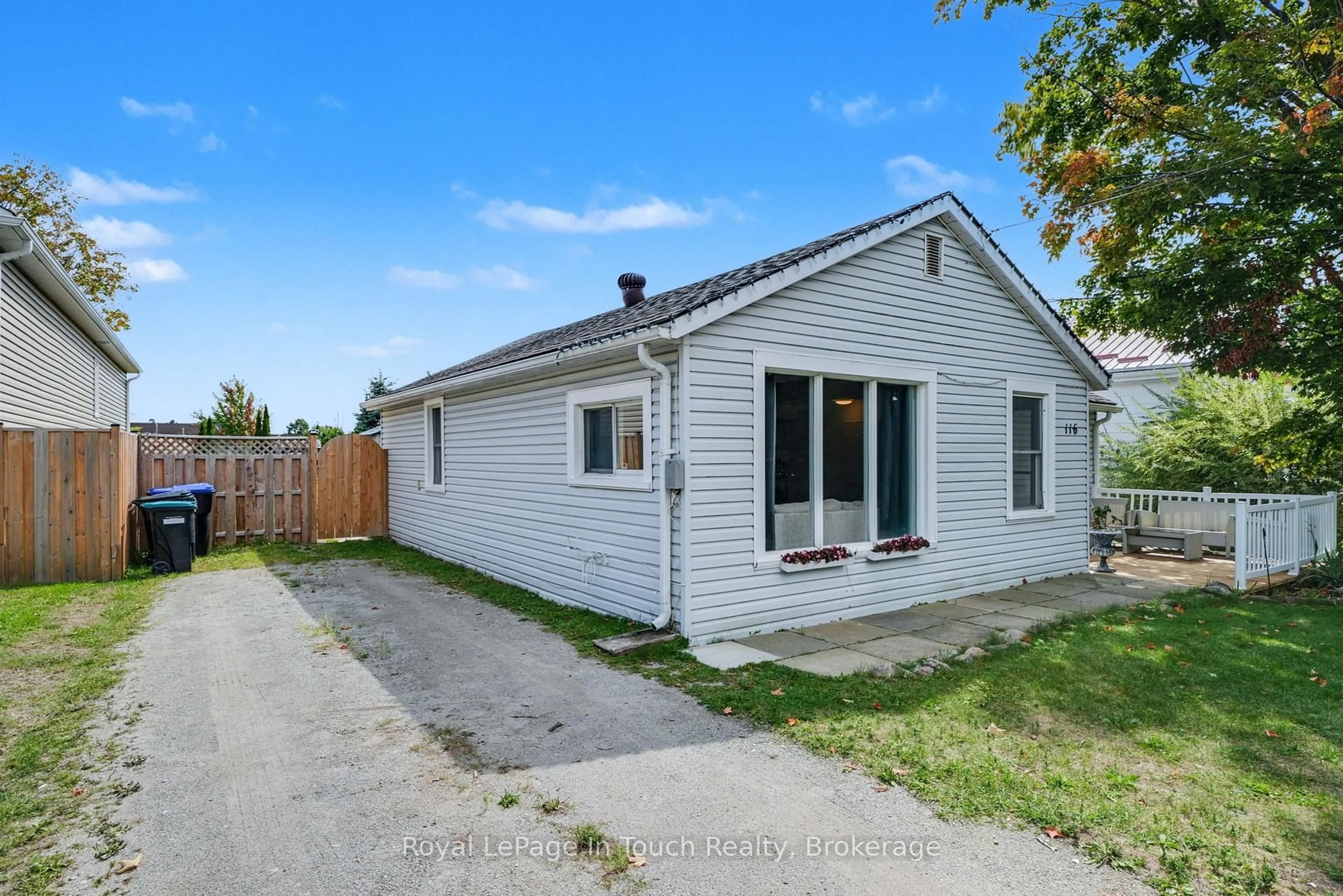 A pic from outside/outdoor area/front of a property/back of a property/a pic from drone, street for 116 Robert St, Penetanguishene Ontario L9M 1J2