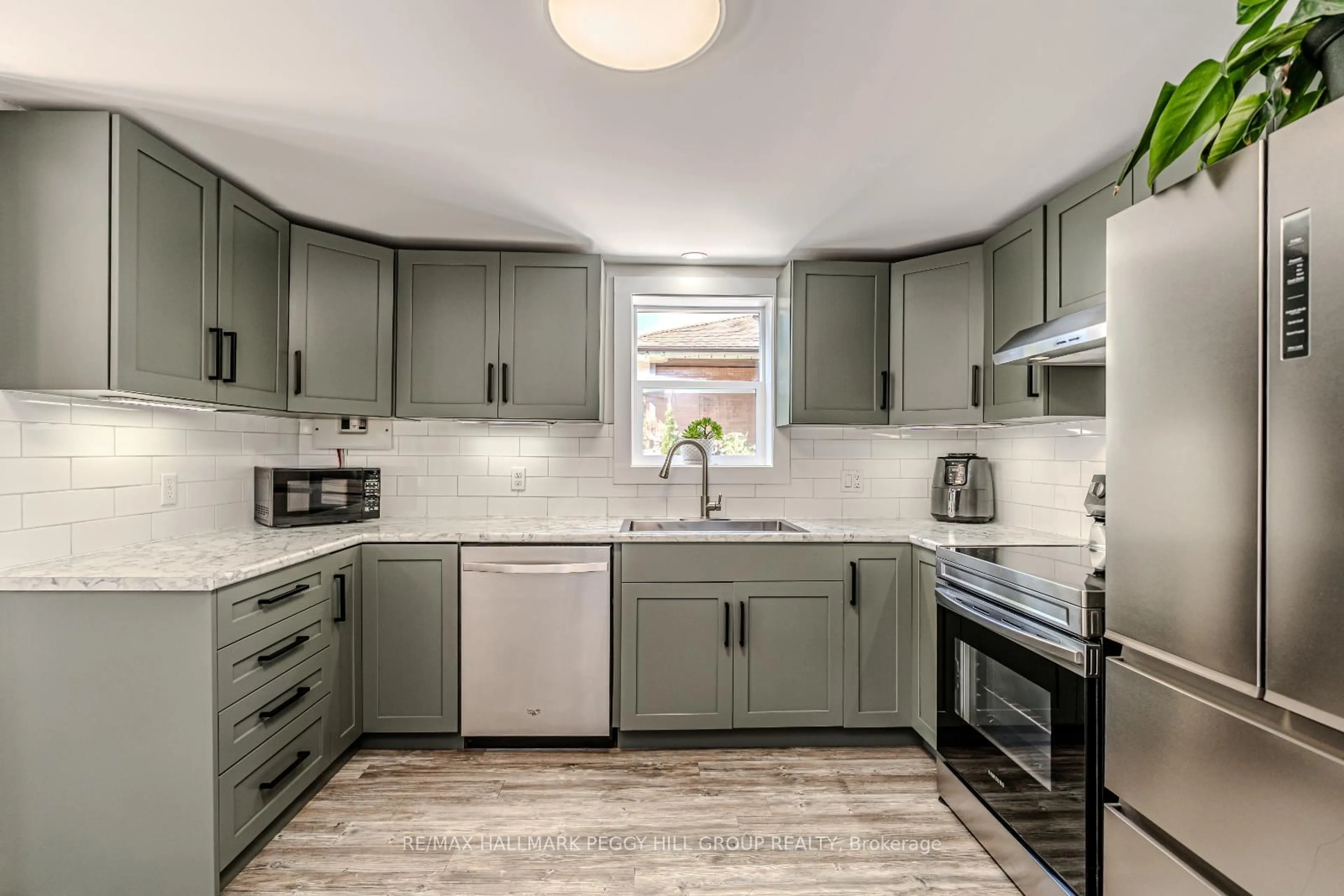 Open concept kitchen, ceramic/tile floor for 141 Poyntz St, Penetanguishene Ontario L9M 1P5