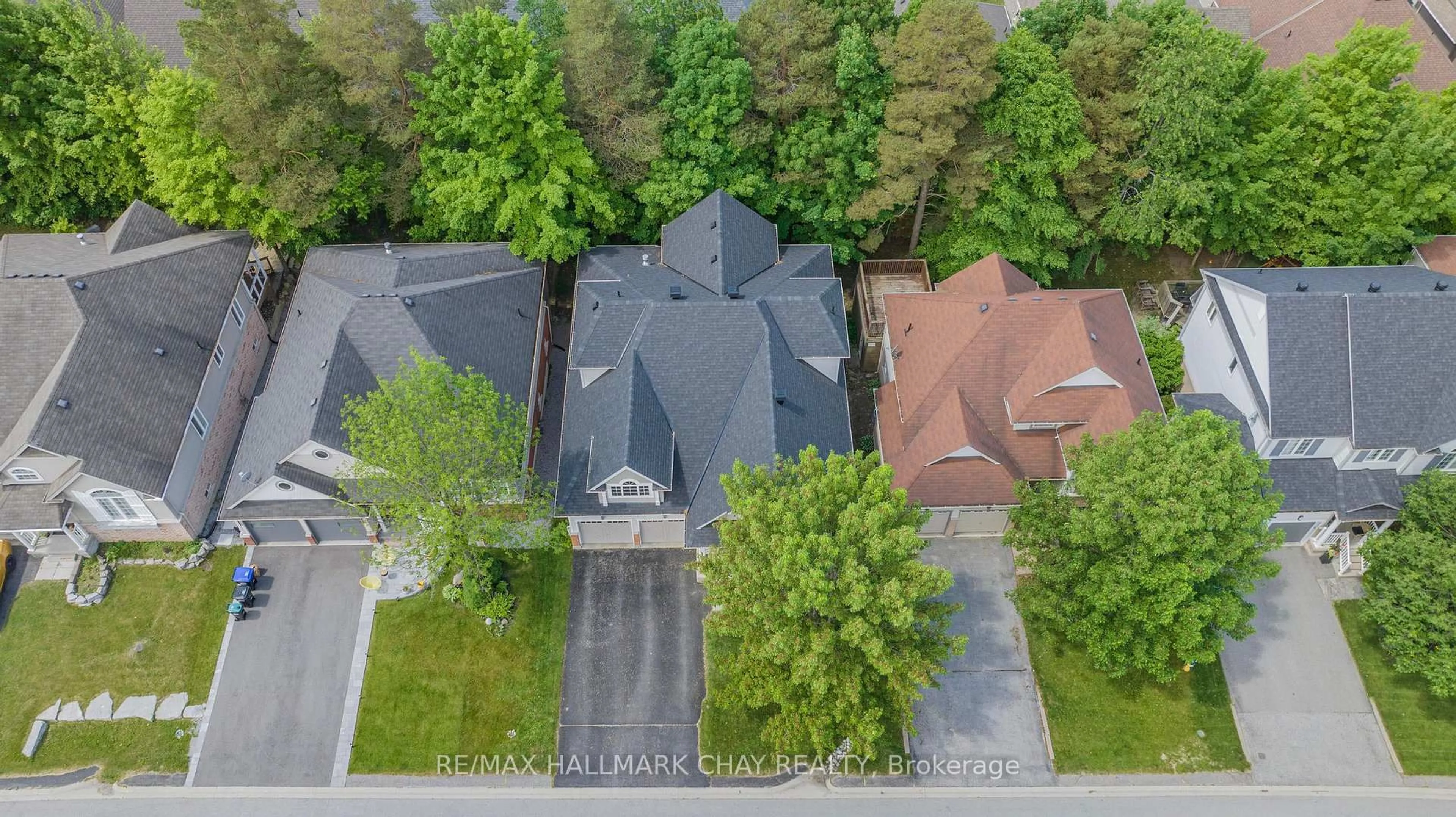 A pic from outside/outdoor area/front of a property/back of a property/a pic from drone, street for 14 OAKMONT Ave, Oro-Medonte Ontario L0L 2L0