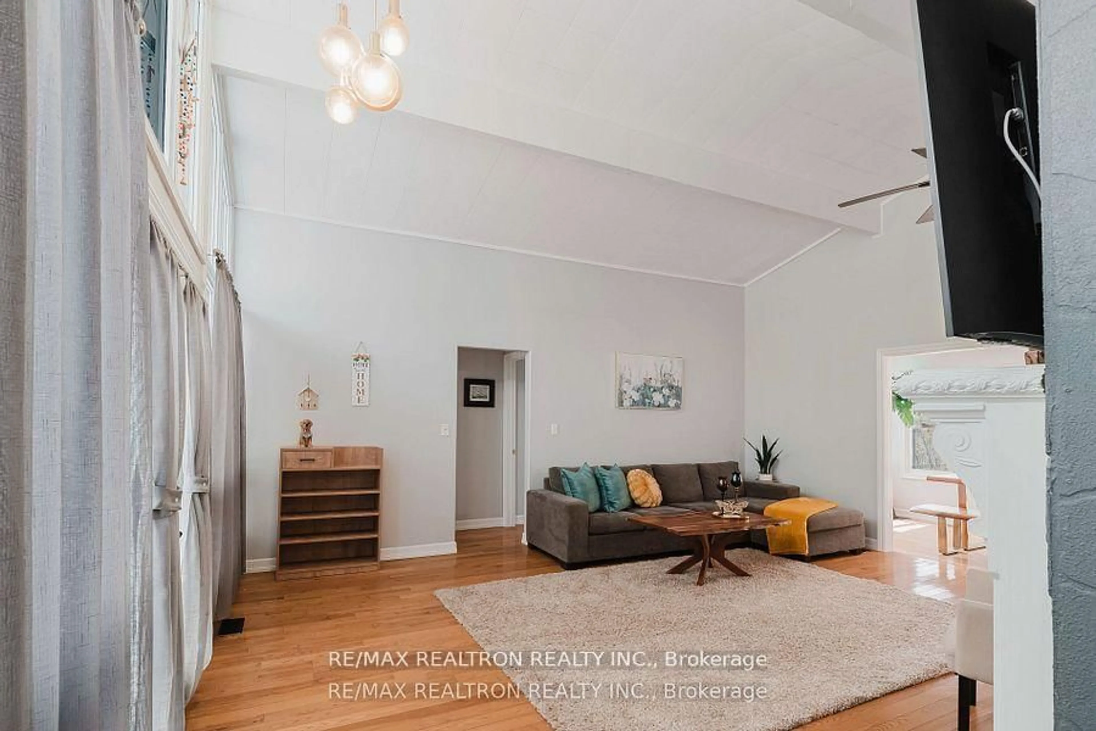 Living room with furniture, unknown for 408 Curry Rd, Midland Ontario L4R 5H2