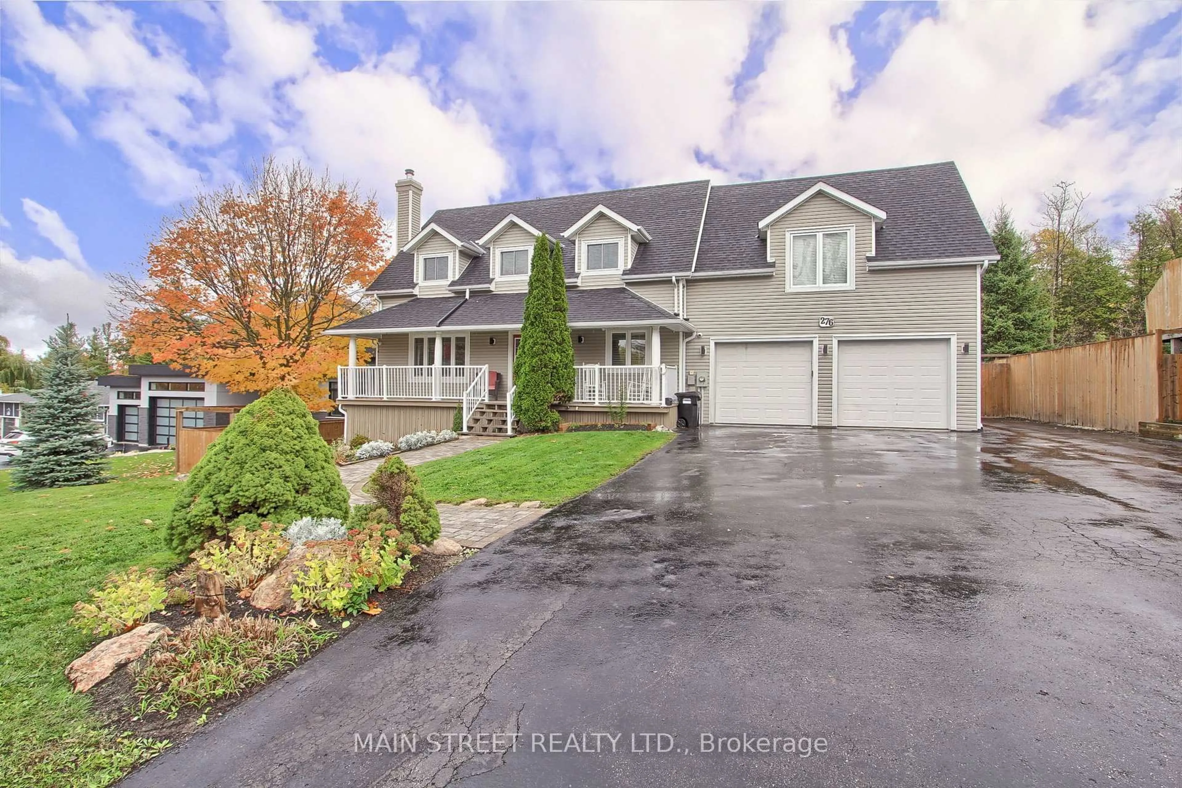 A pic from outside/outdoor area/front of a property/back of a property/a pic from drone, street for 276 Crawford St, Barrie Ontario L4N 3W8