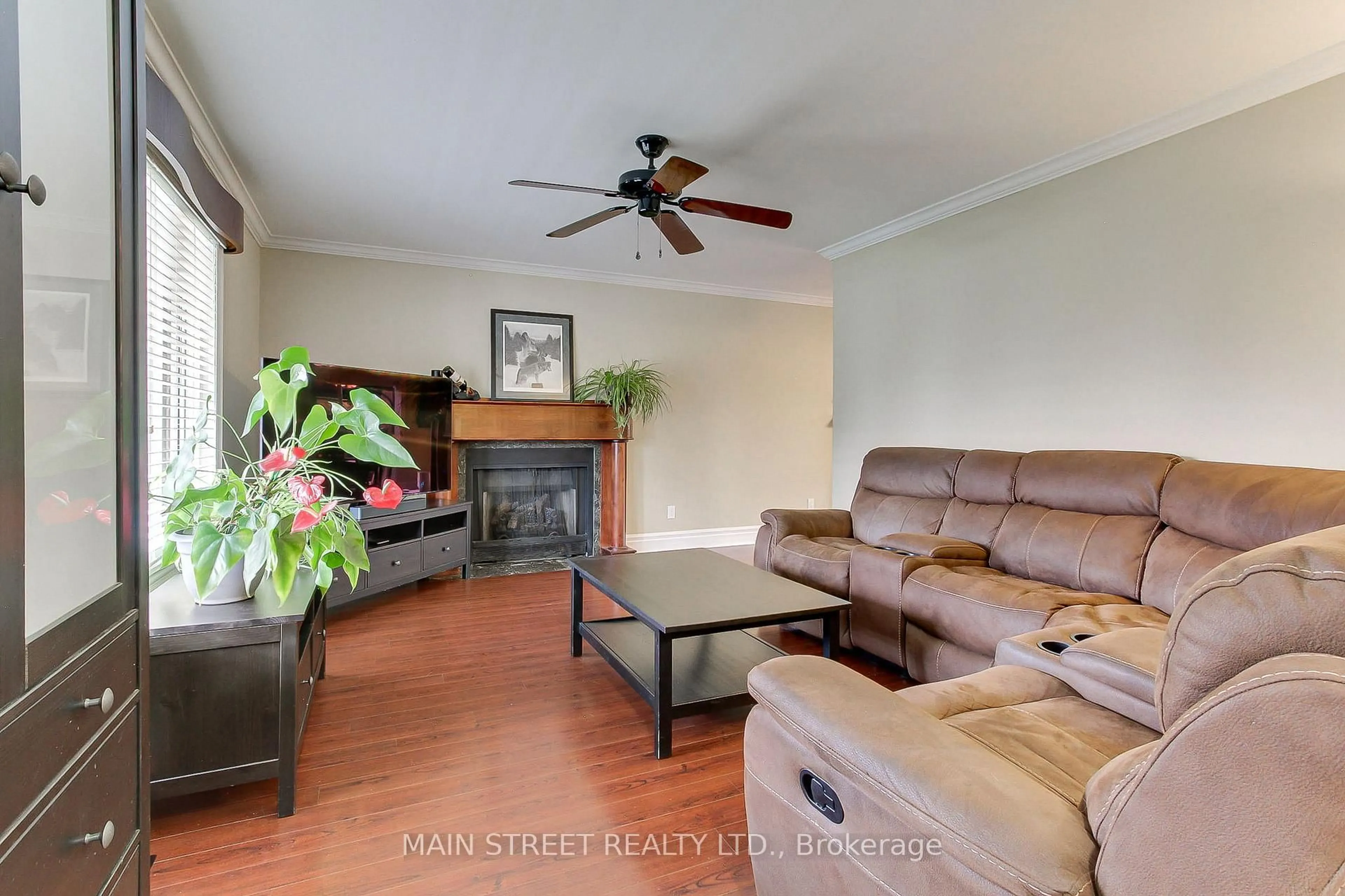 Living room with furniture, unknown for 276 Crawford St, Barrie Ontario L4N 3W8