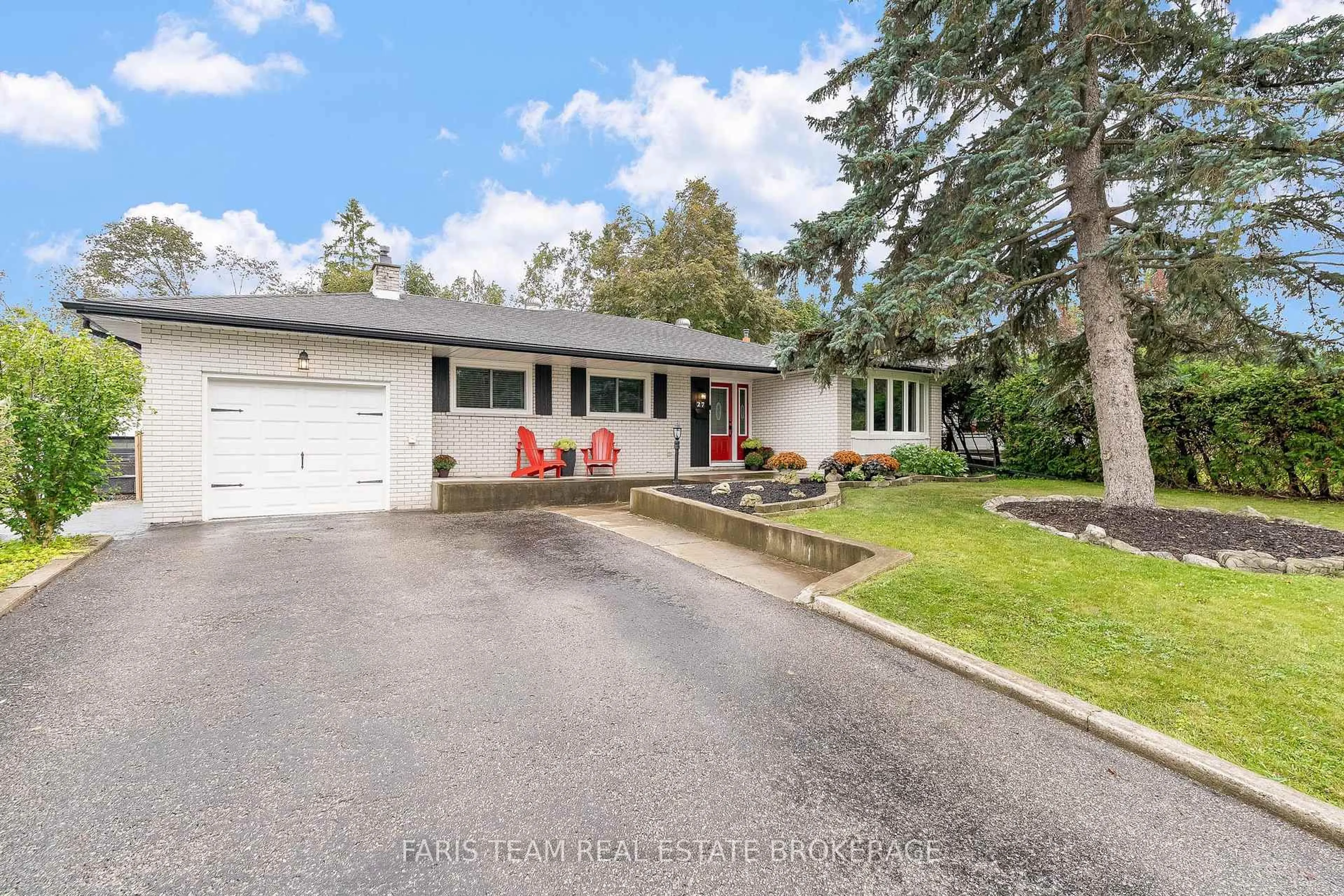 Home with vinyl exterior material, street for 27 Ottaway Ave, Barrie Ontario L4M 2W6