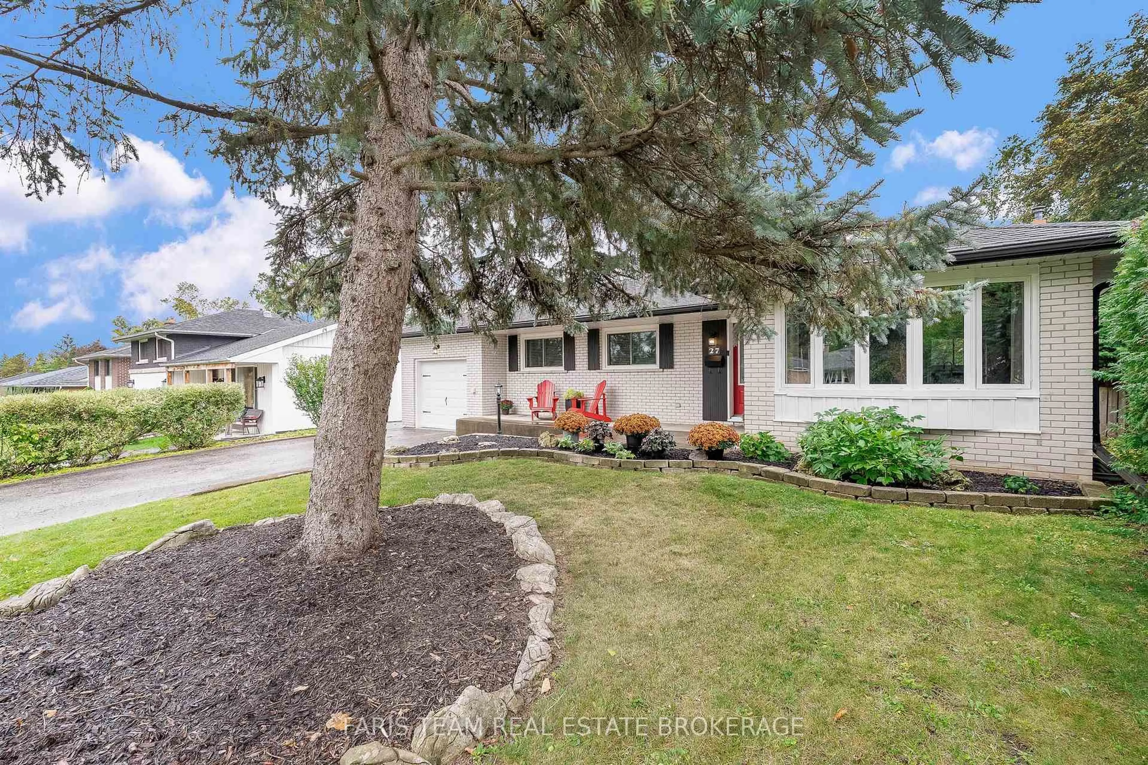 Home with vinyl exterior material, street for 27 Ottaway Ave, Barrie Ontario L4M 2W6