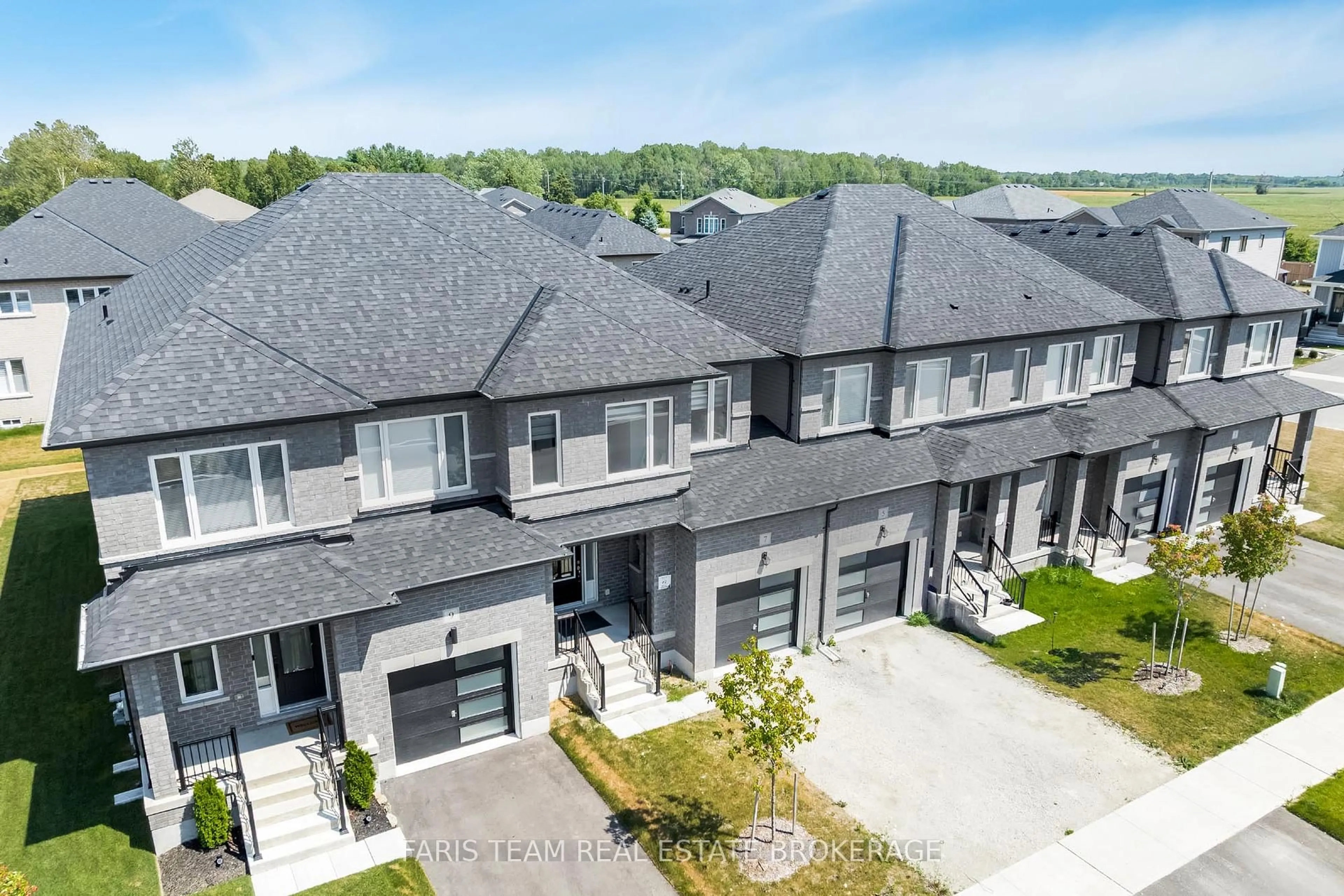 A pic from outside/outdoor area/front of a property/back of a property/a pic from drone, unknown for 7 Lisa St, Wasaga Beach Ontario L9Z 0K9