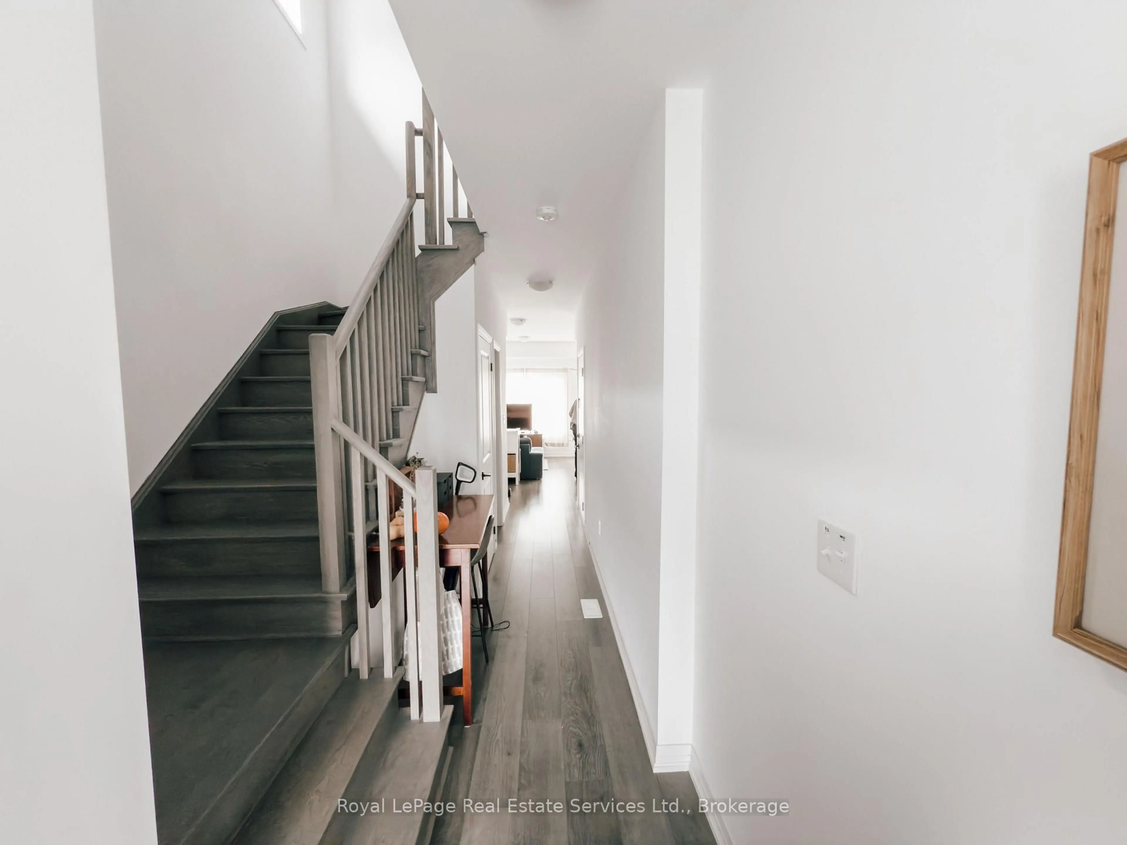 Indoor foyer for 85 Gateland Dr, Barrie Ontario L9J 0N2