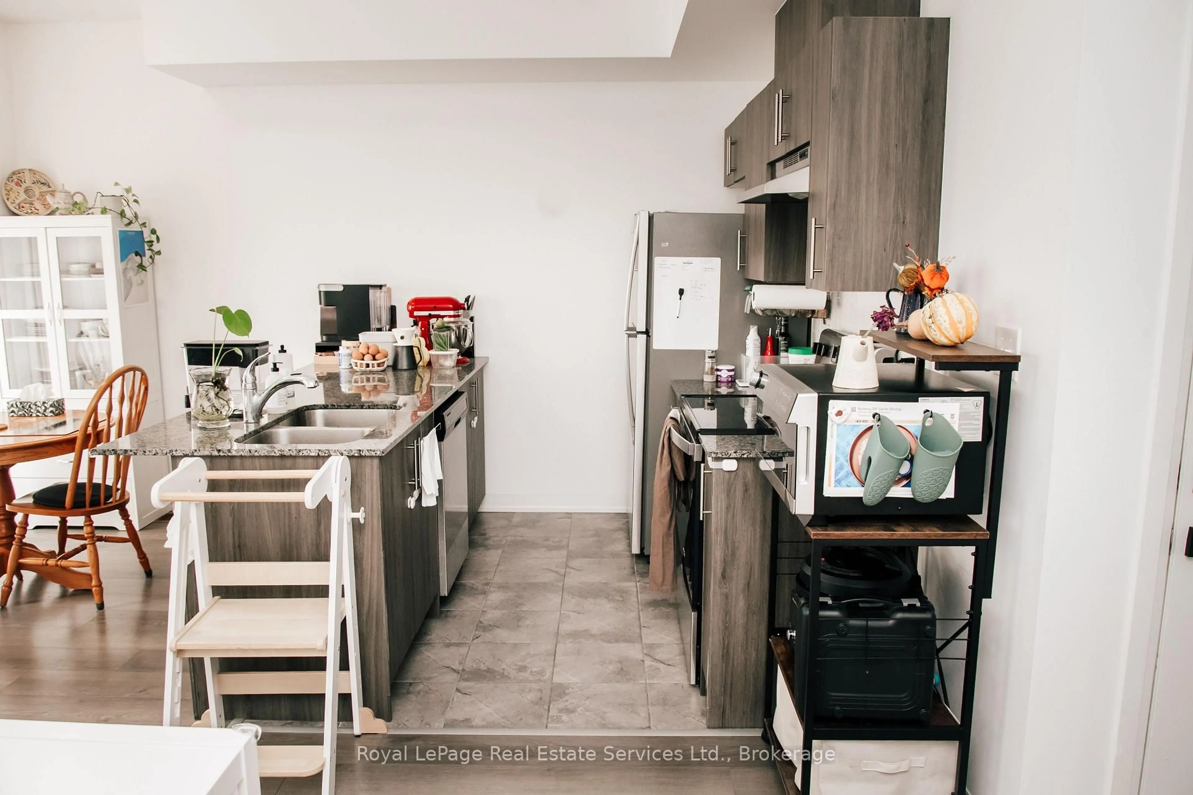 Standard kitchen, ceramic/tile floor for 85 Gateland Dr, Barrie Ontario L9J 0N2